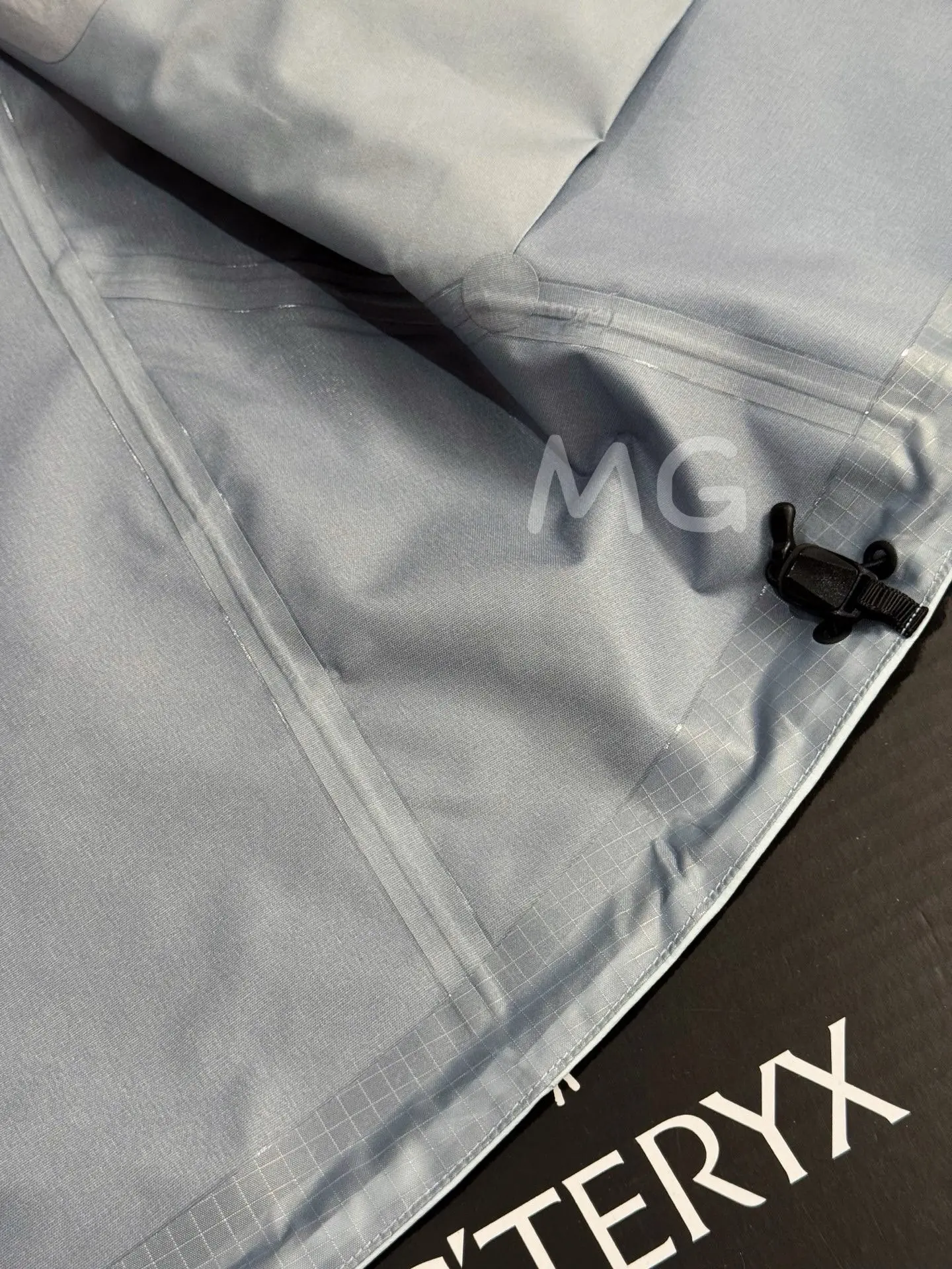 Beta Lightweight GORE-TEX Hooded Jacket D36020711 — view 9