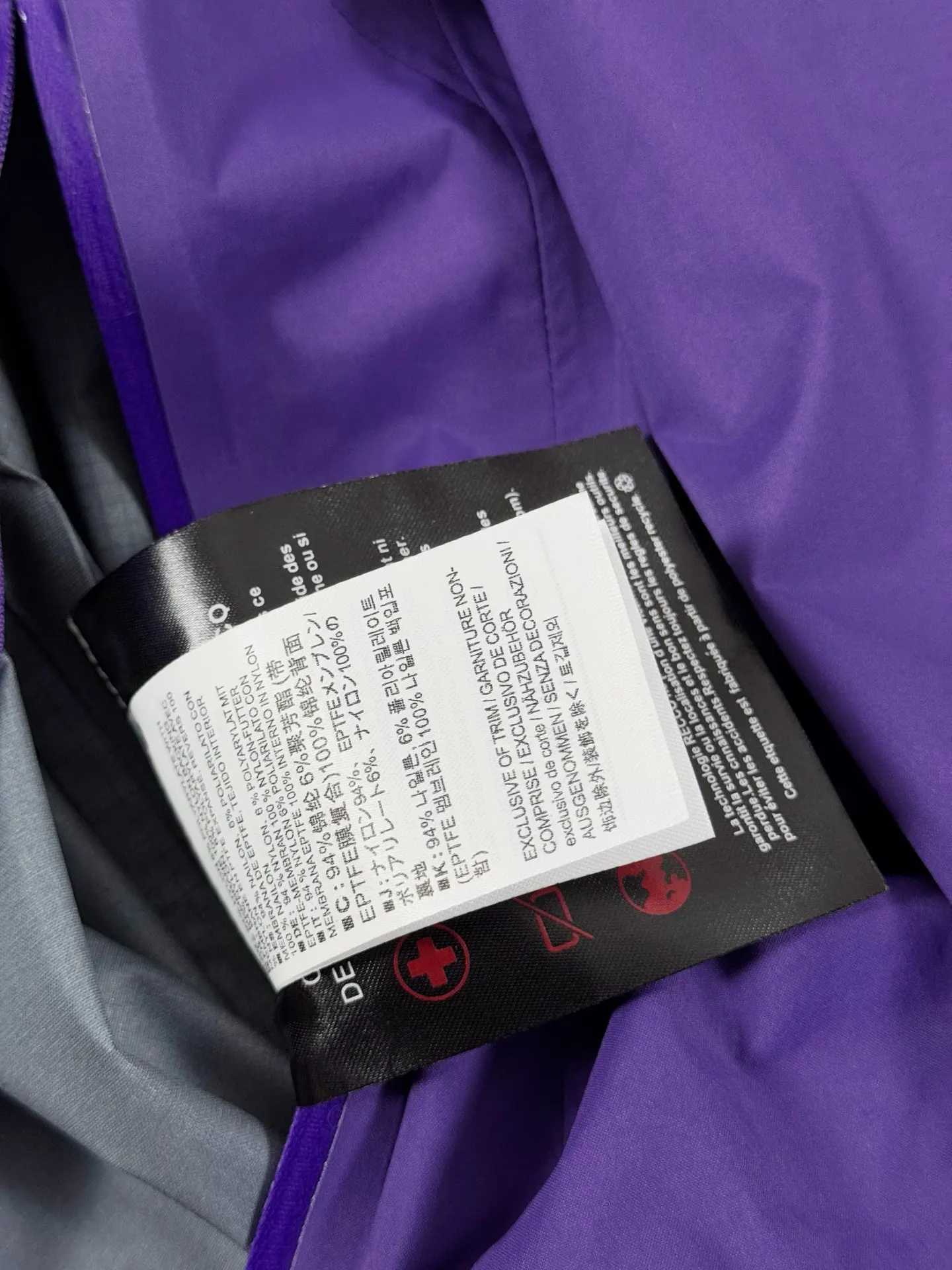 Beta Lightweight GORE-TEX Hooded Jacket D36020716 — view 7