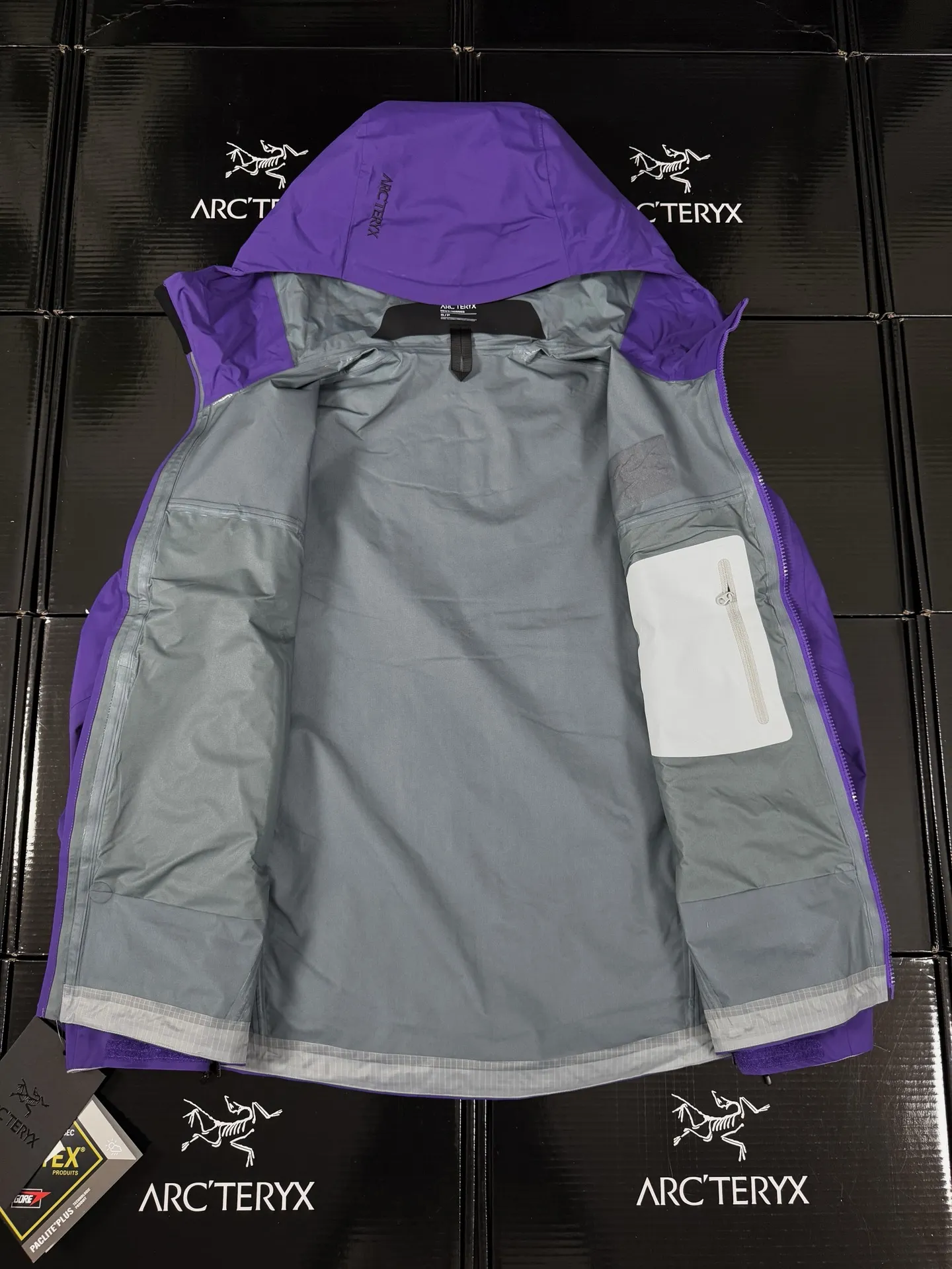 Beta Lightweight GORE-TEX Hooded Jacket D36020716 — view 8