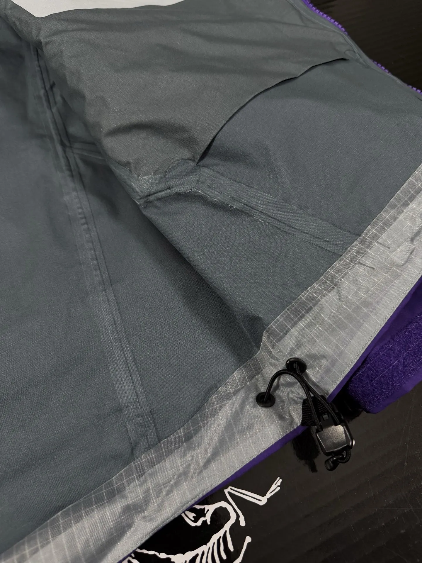 Beta Lightweight GORE-TEX Hooded Jacket D36020716 — view 9