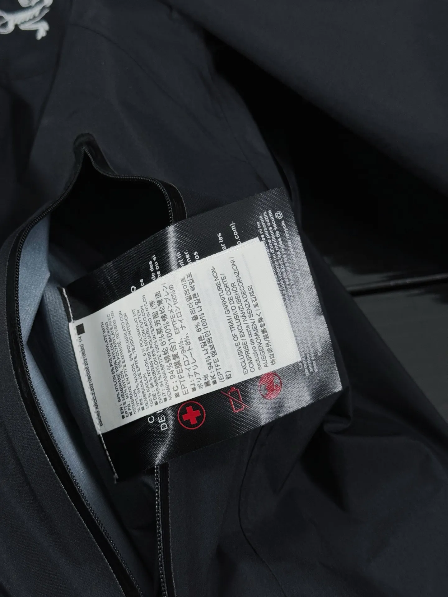 Beta Lightweight GORE-TEX Hooded Jacket D36020718 — view 6