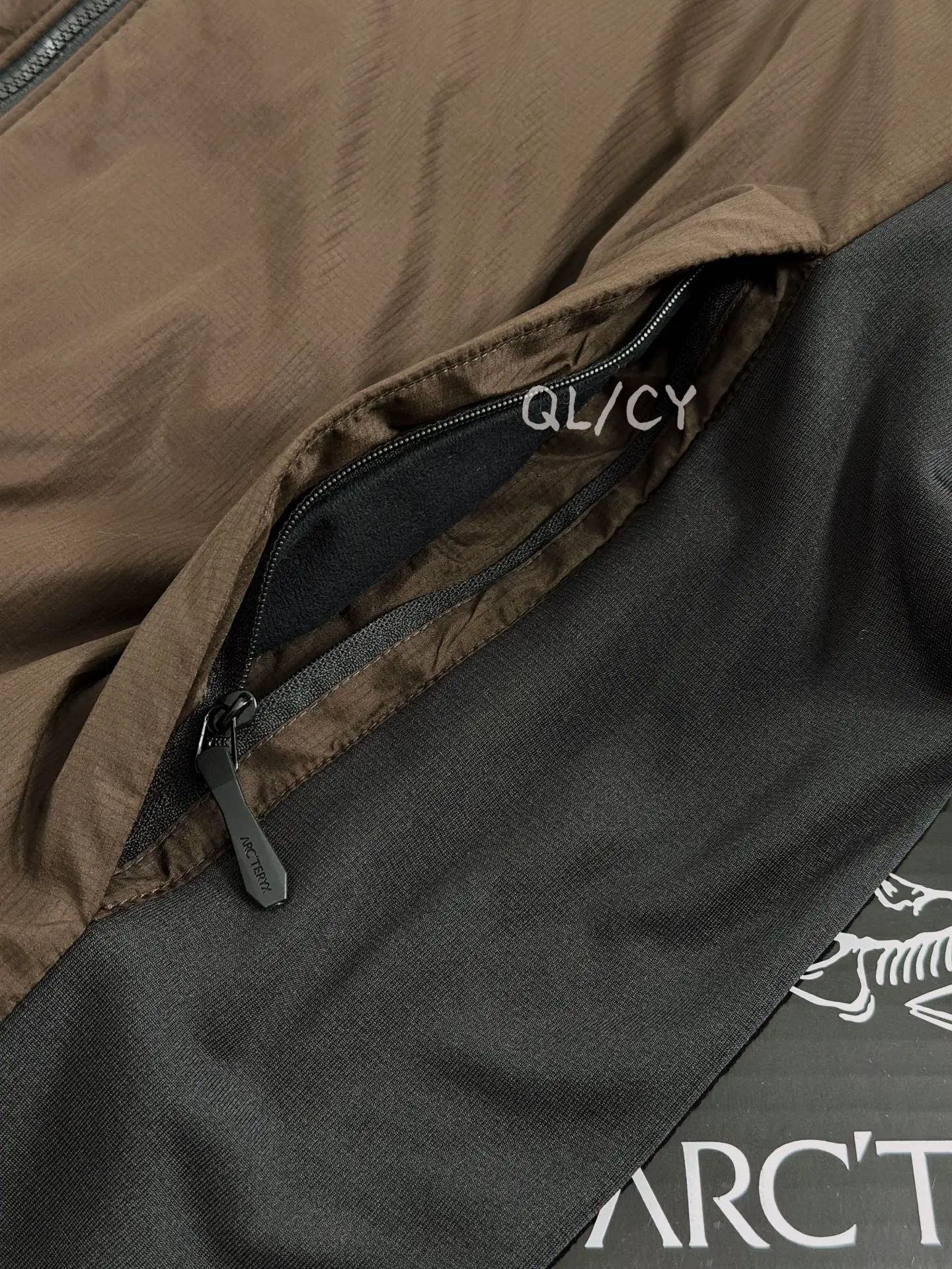 Atom Hoody Lightweight Insulated Jacket D36020945 — view 4