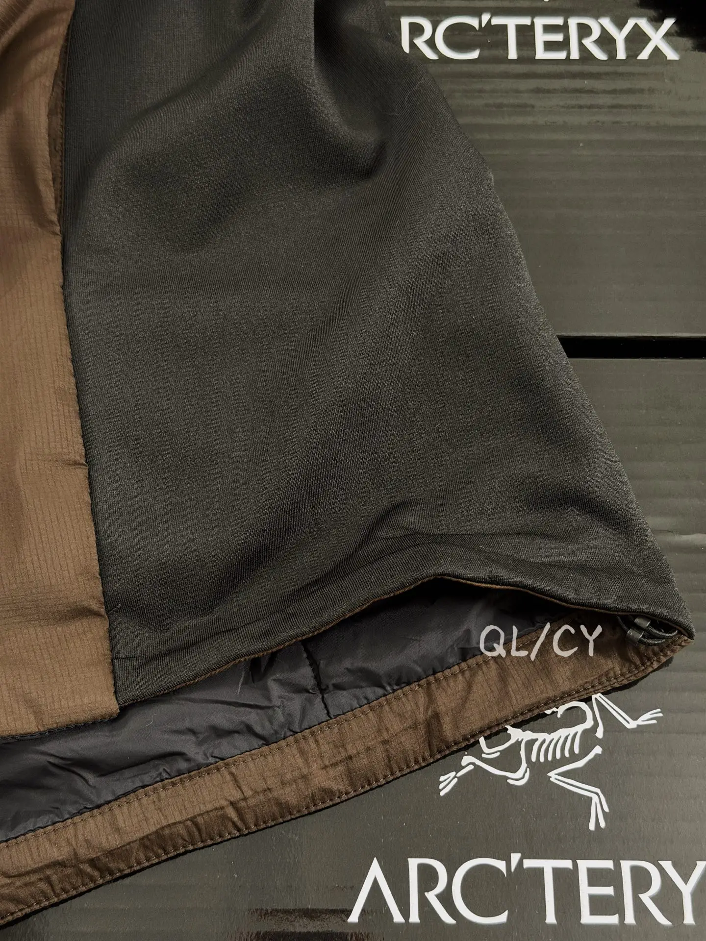 Atom Hoody Lightweight Insulated Jacket D36020945 — view 9