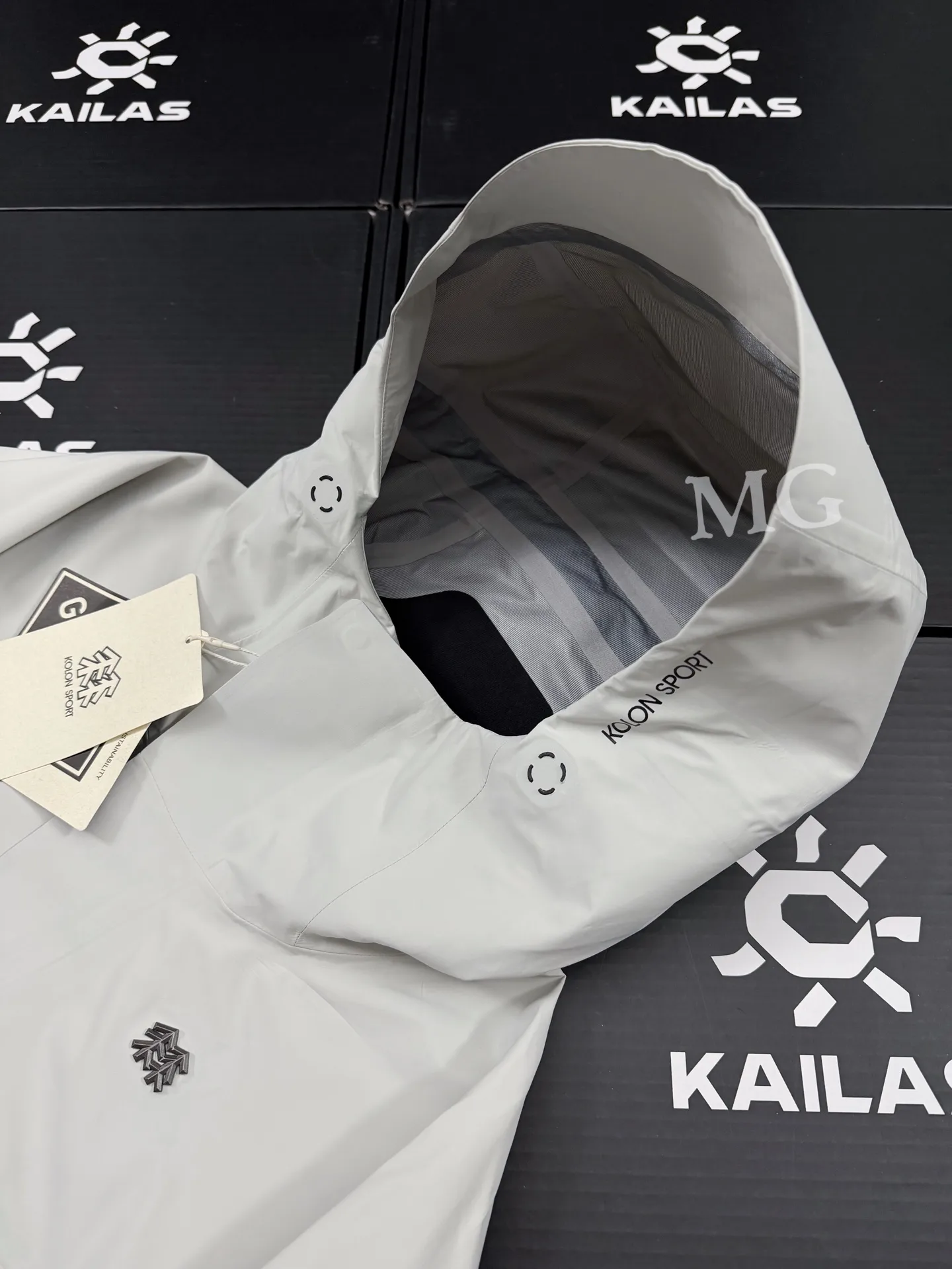 Kolon Sport GAIA GORE-TEX Hooded Shell Jacket D38020672 — view 3