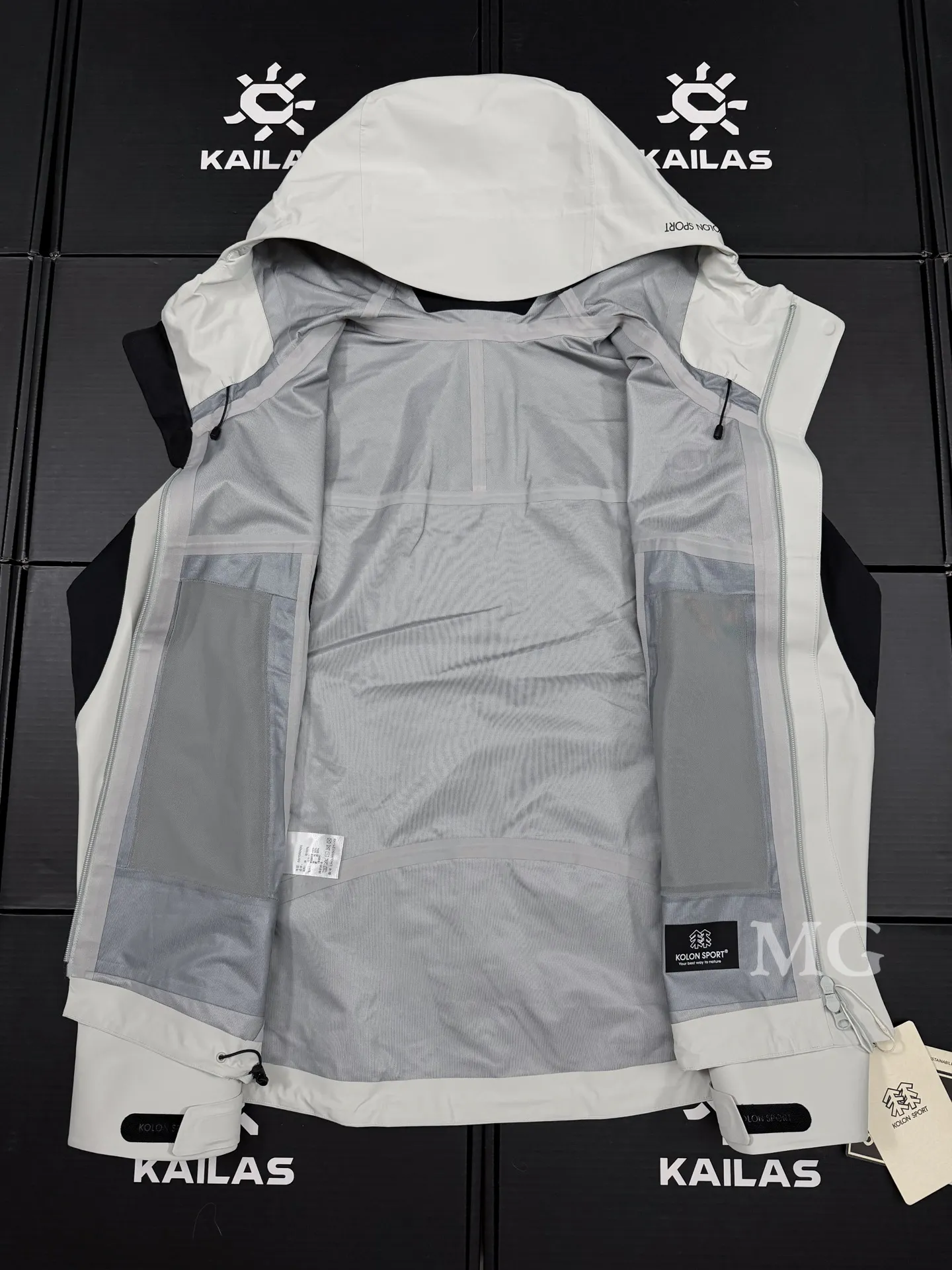 Kolon Sport GAIA GORE-TEX Hooded Shell Jacket D38020672 — view 6