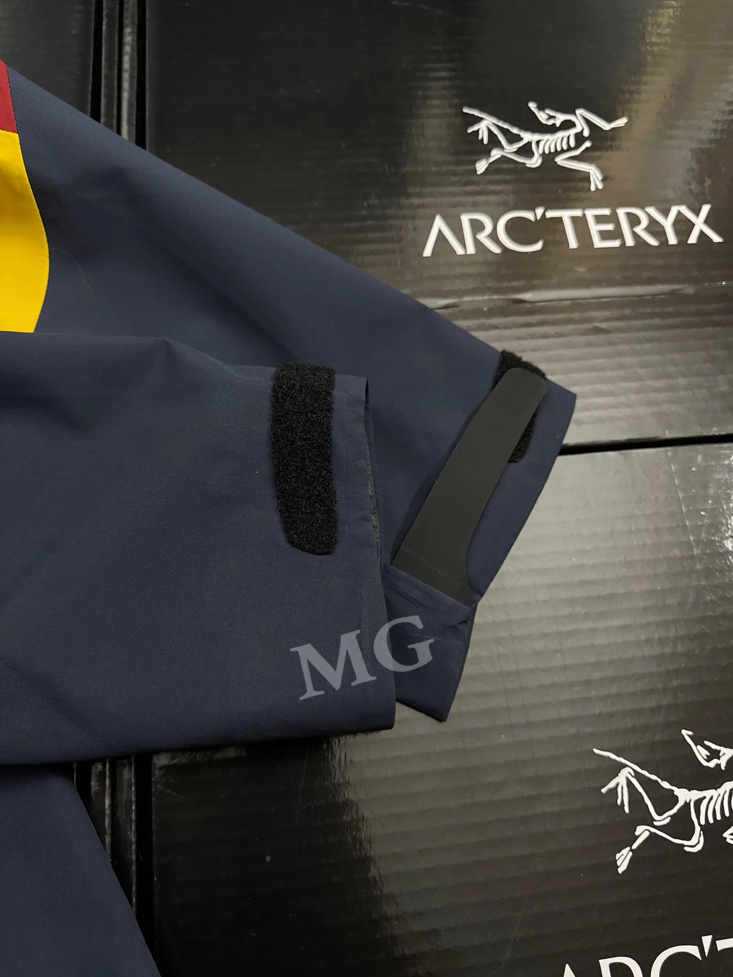 Arc'teryx x Songtsam GORE-TEX Hooded Shell Jacket D38020591 — view 8