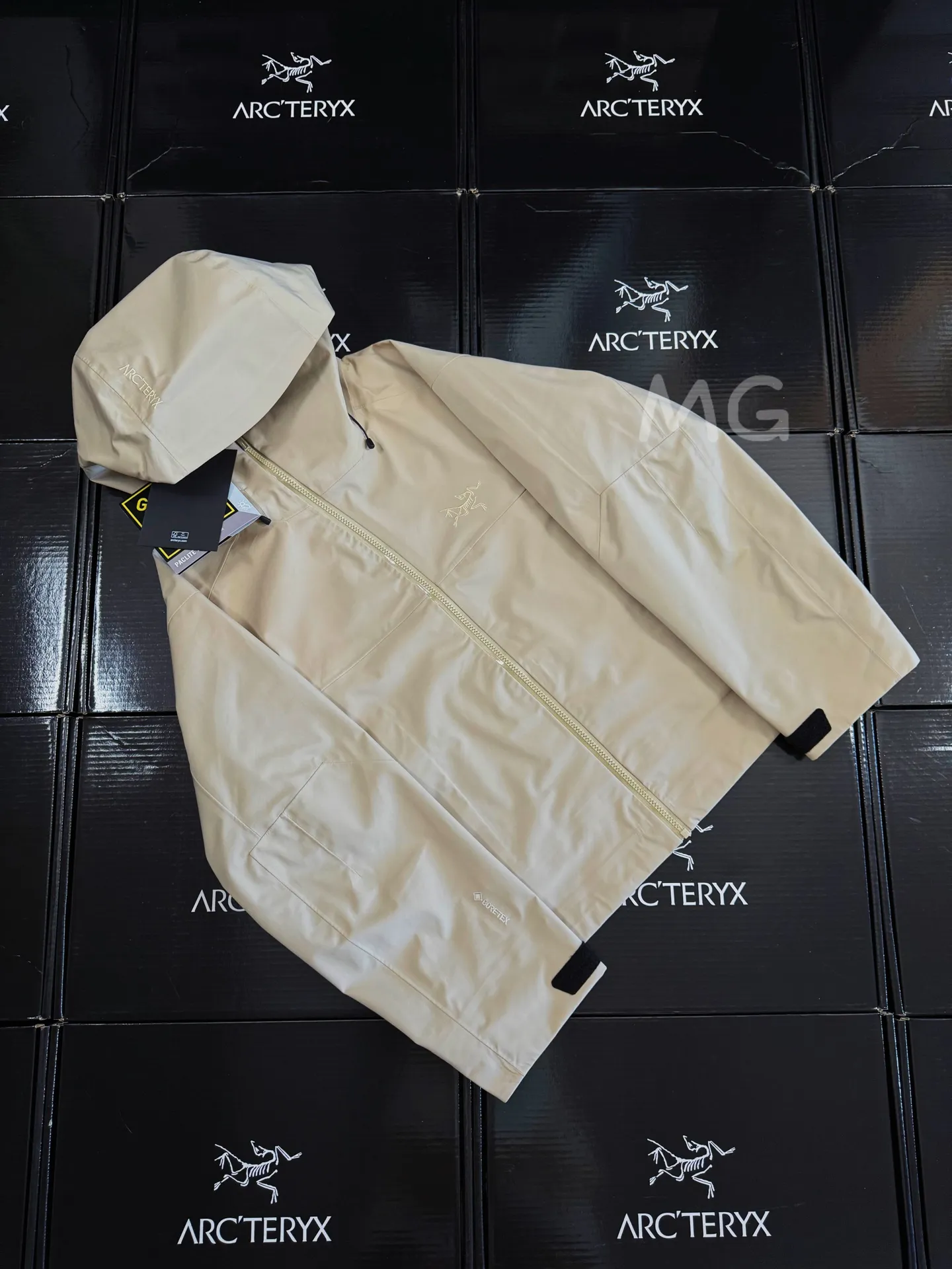 Sidewinder GORE-TEX Shell Jacket D38020609 — view 2