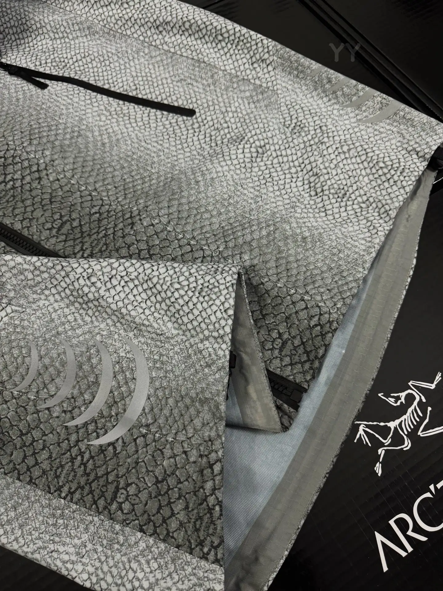 Beta SL Walk Gently Snakeskin Print Shell Jacket D40020611 — view 4