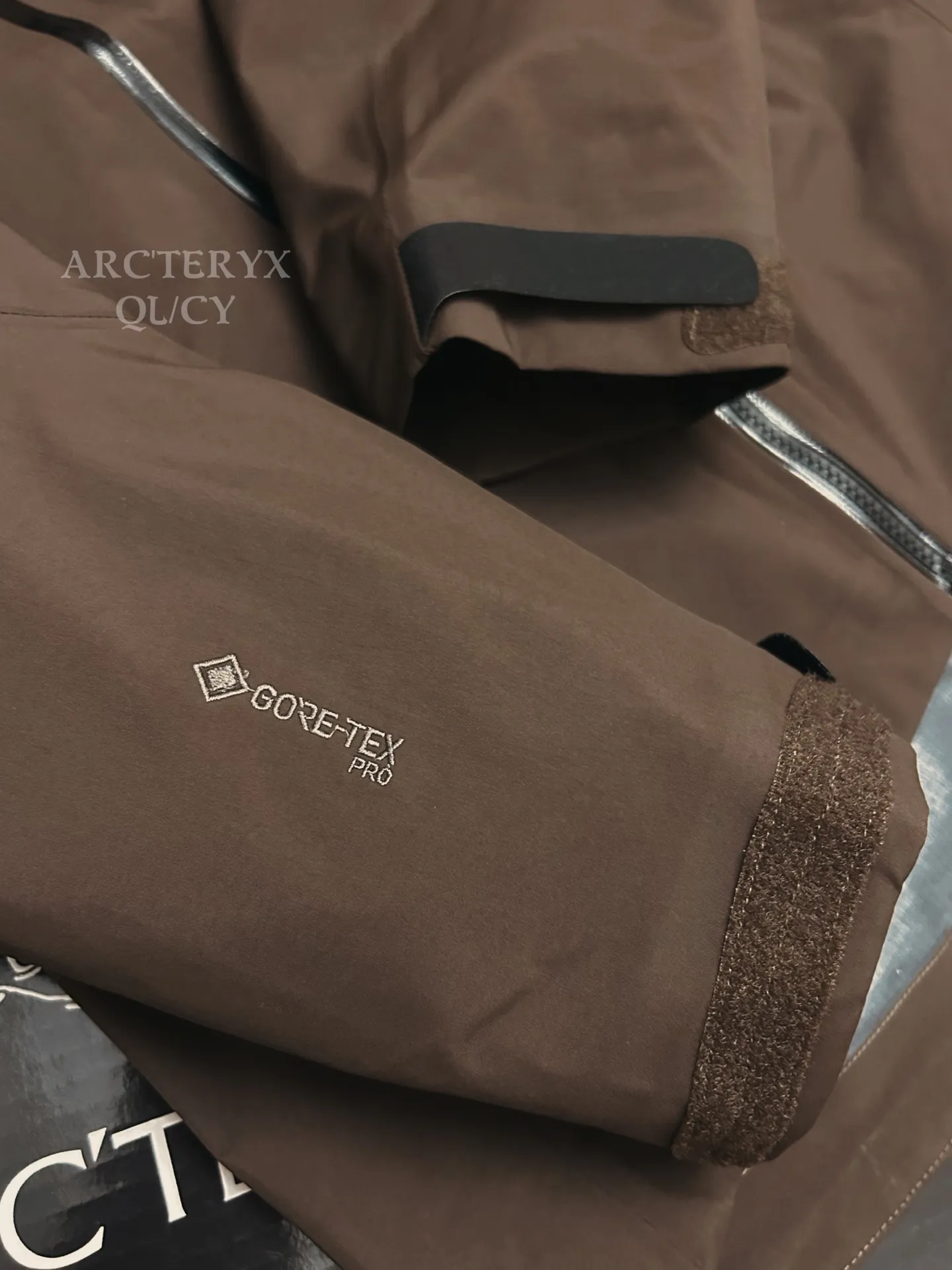 Alpha SV GORE-TEX Hooded Shell Jacket D42020883 — view 2