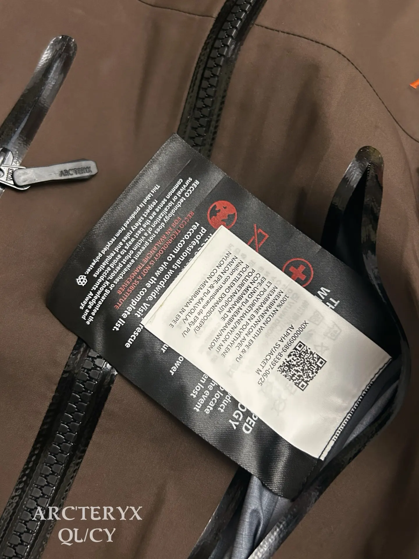 Alpha SV GORE-TEX Hooded Shell Jacket D42020883 — view 3