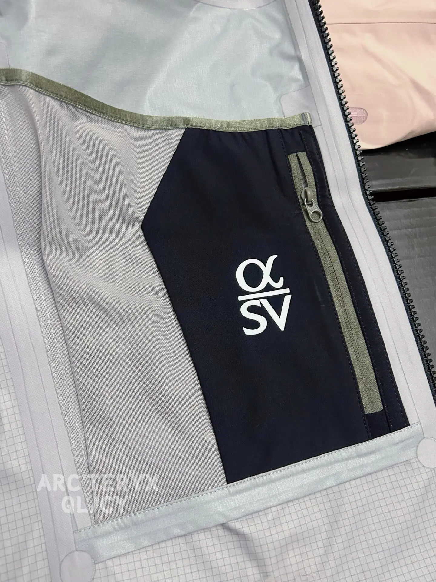 Alpha SV GORE-TEX Hooded Shell Jacket D42020880 — view 6