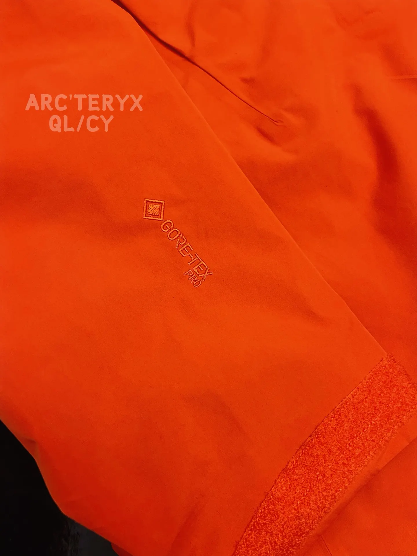 Alpha SV GORE-TEX Hooded Shell Jacket D42020879 — view 2
