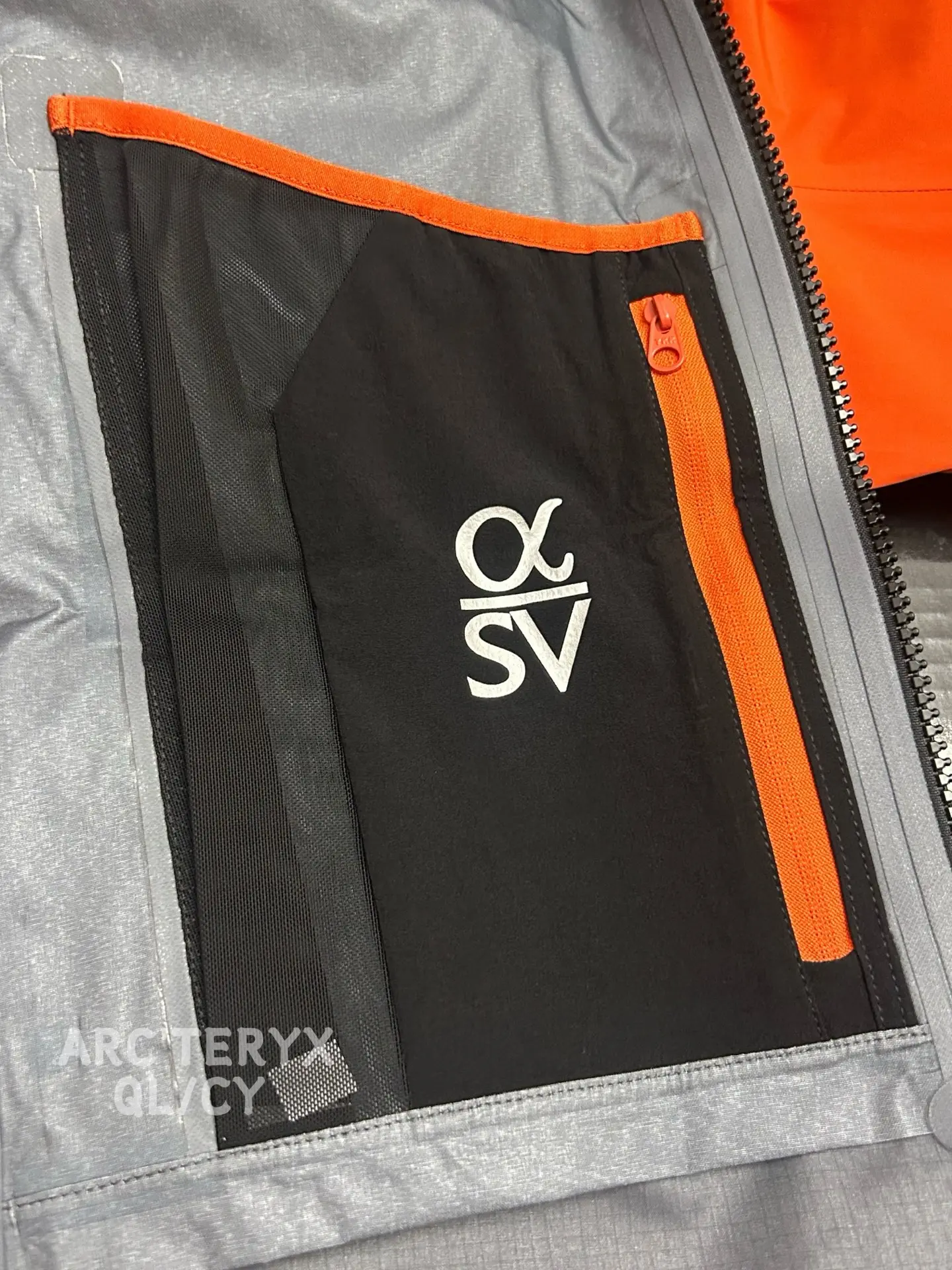 Alpha SV GORE-TEX Hooded Shell Jacket D42020879 — view 6