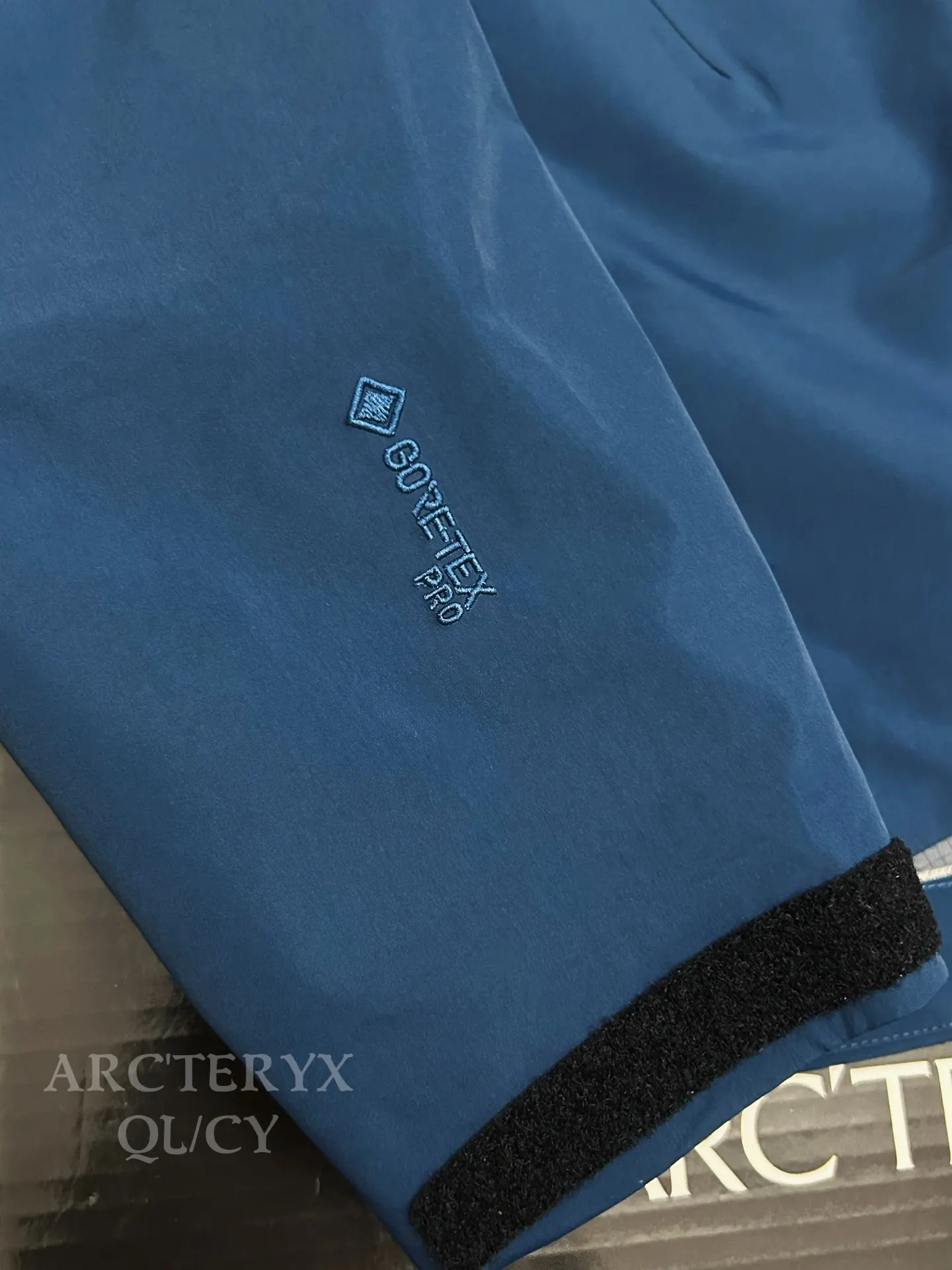 Alpha SV GORE-TEX Hooded Shell Jacket D42020881 — view 2