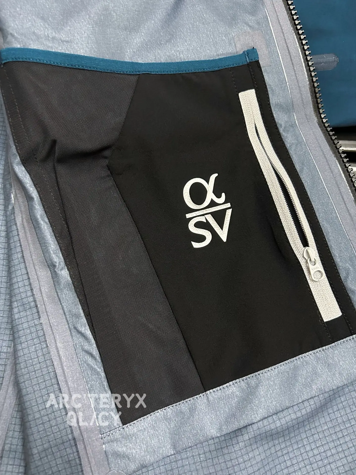 Alpha SV GORE-TEX Hooded Shell Jacket D42020881 — view 6