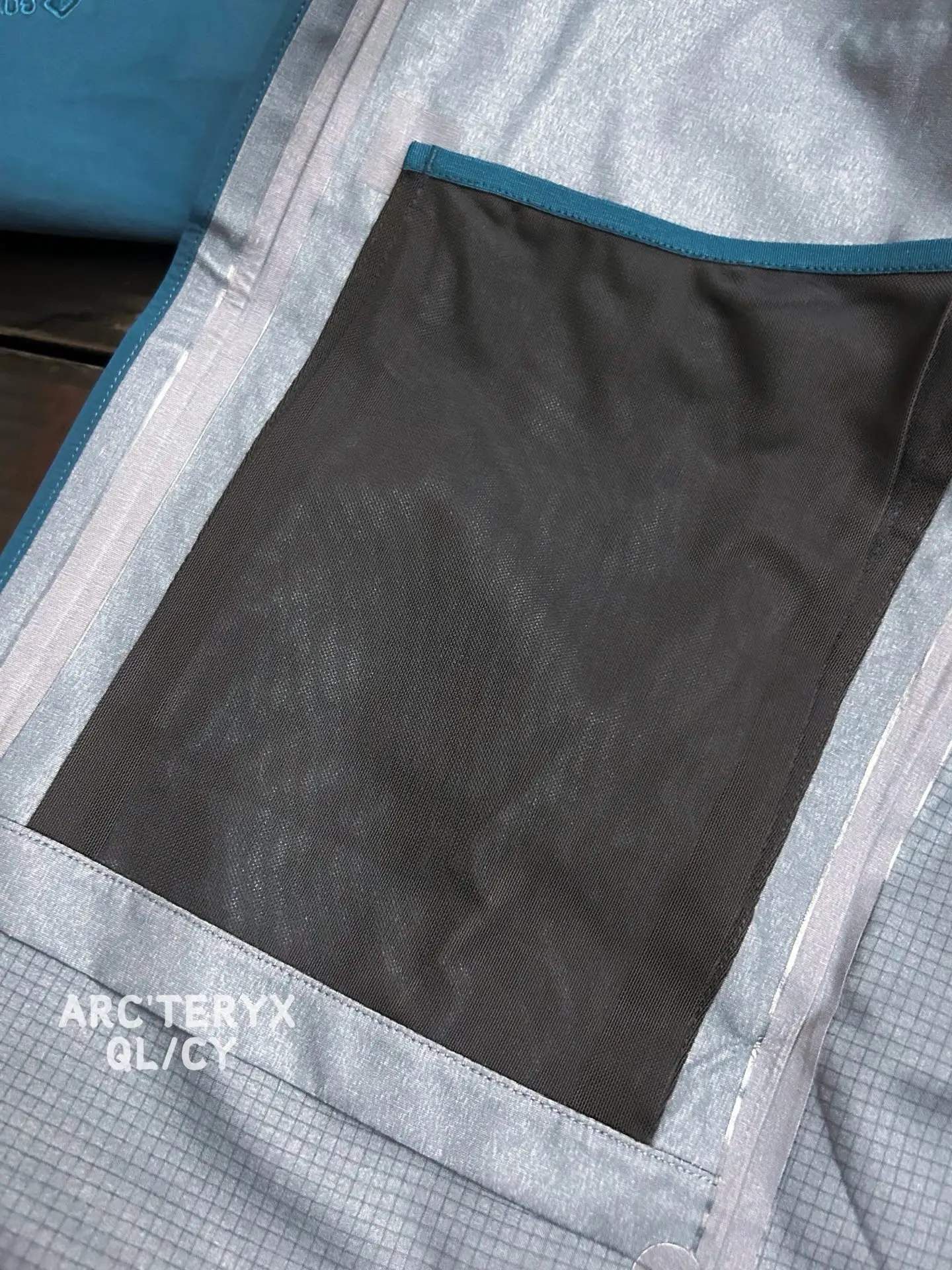 Alpha SV GORE-TEX Hooded Shell Jacket D42020881 — view 7