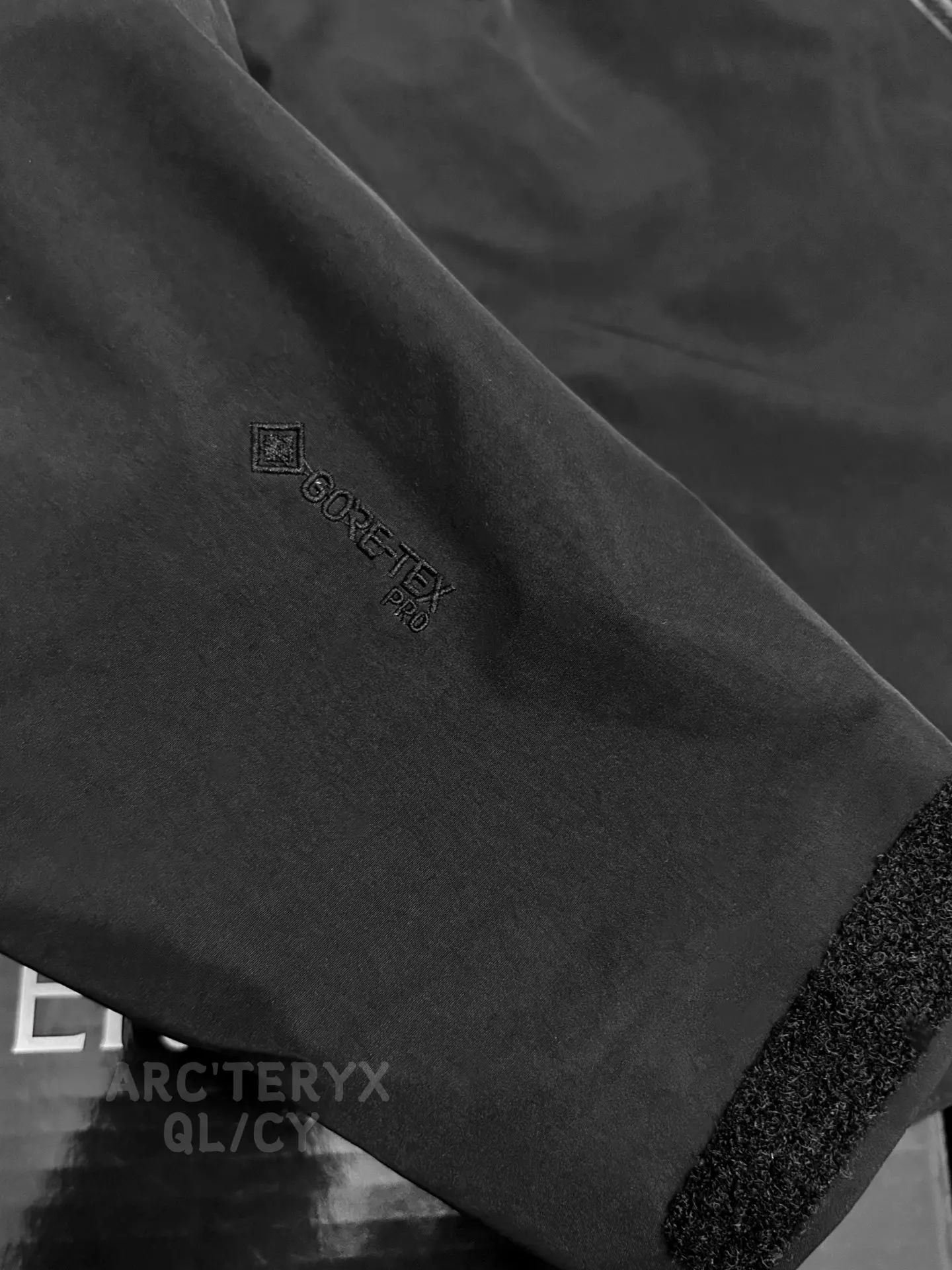 Alpha SV GORE-TEX Hooded Shell Jacket D42020882 — view 2