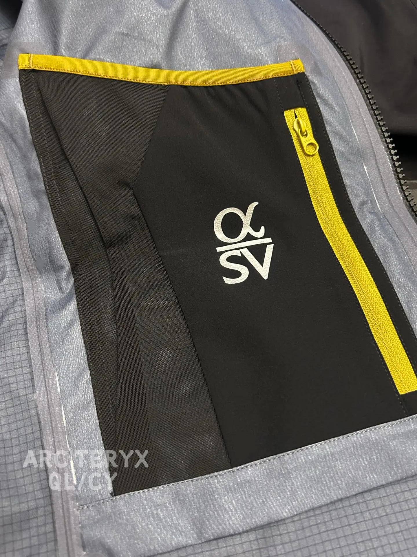 Alpha SV GORE-TEX Hooded Shell Jacket D42020882 — view 6