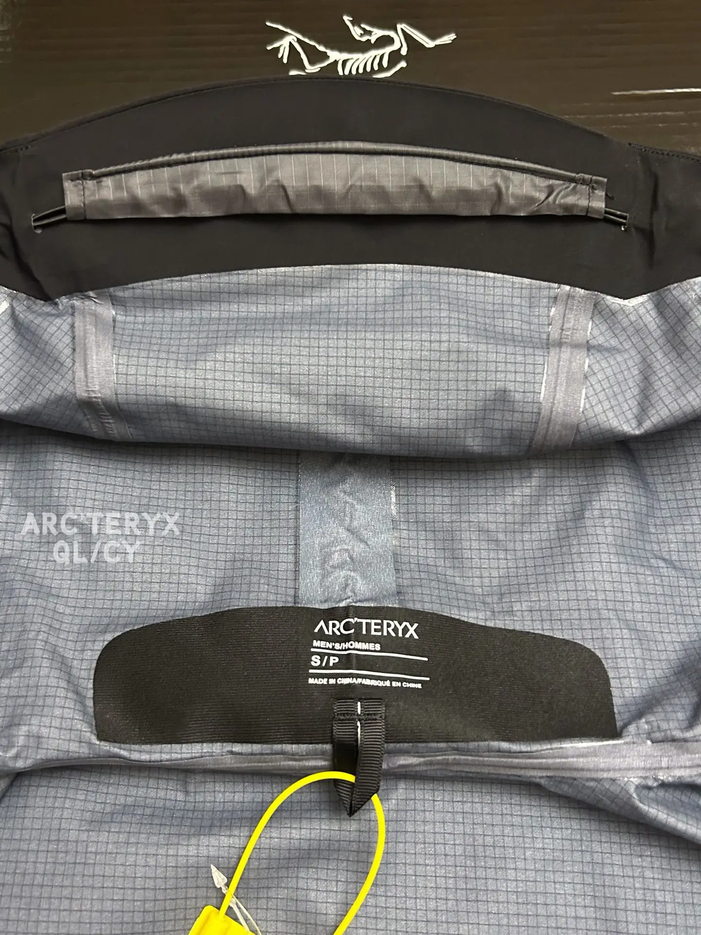 Alpha SV GORE-TEX Hooded Shell Jacket D42020882 — view 8