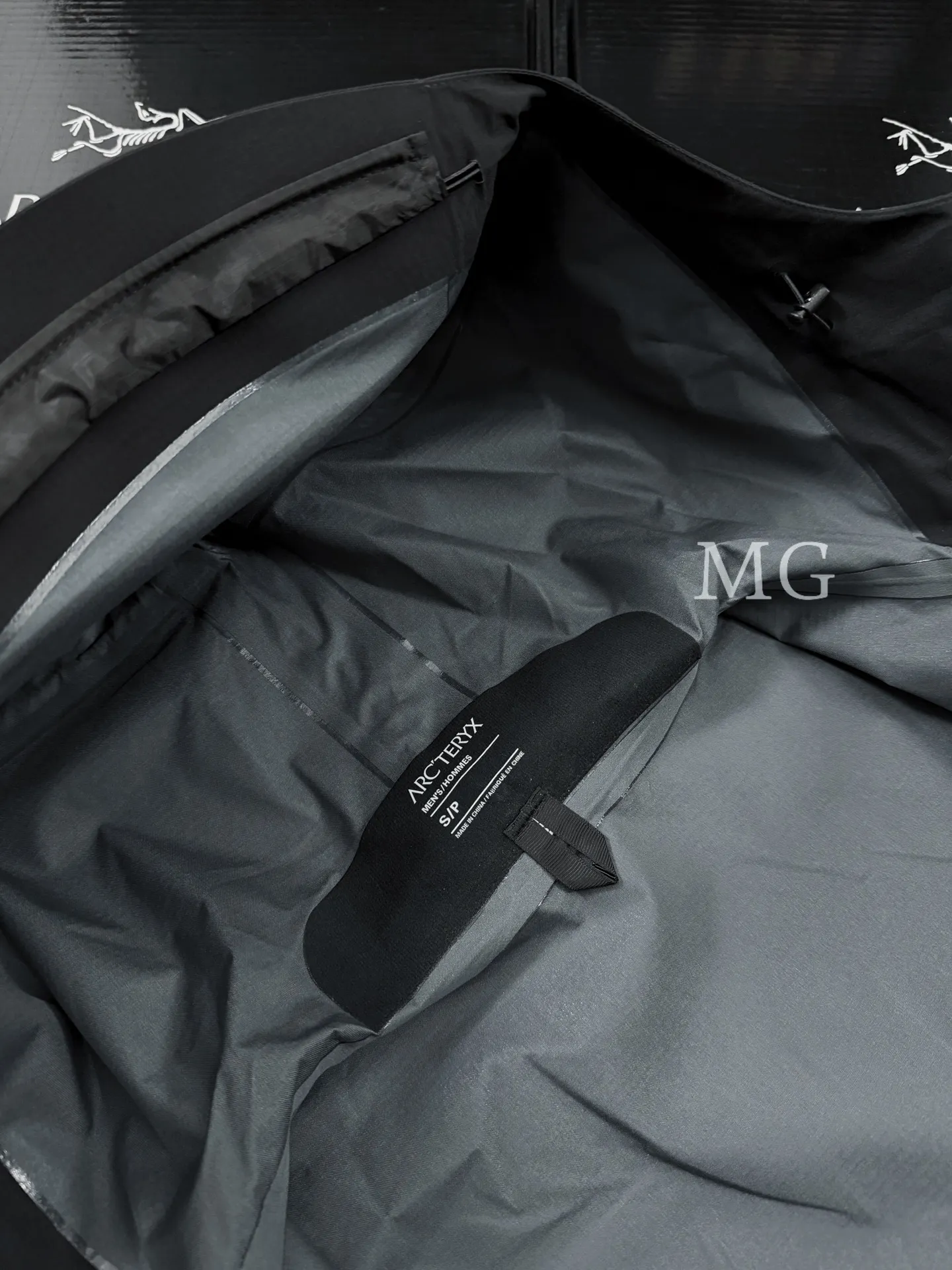 Alpha LT GORE-TEX Hooded Shell Jacket D43020817 — view 8
