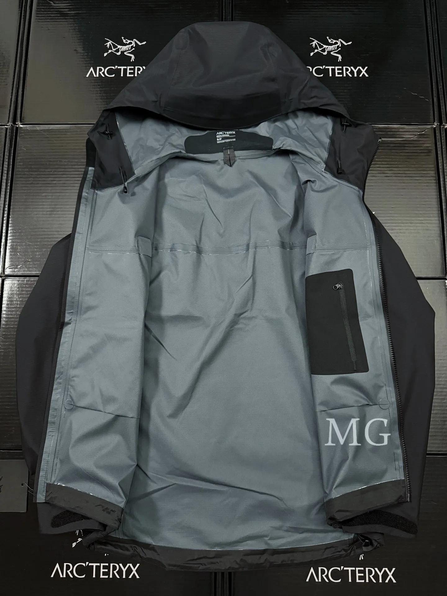 Alpha LT GORE-TEX Hooded Shell Jacket D43020817 — view 9