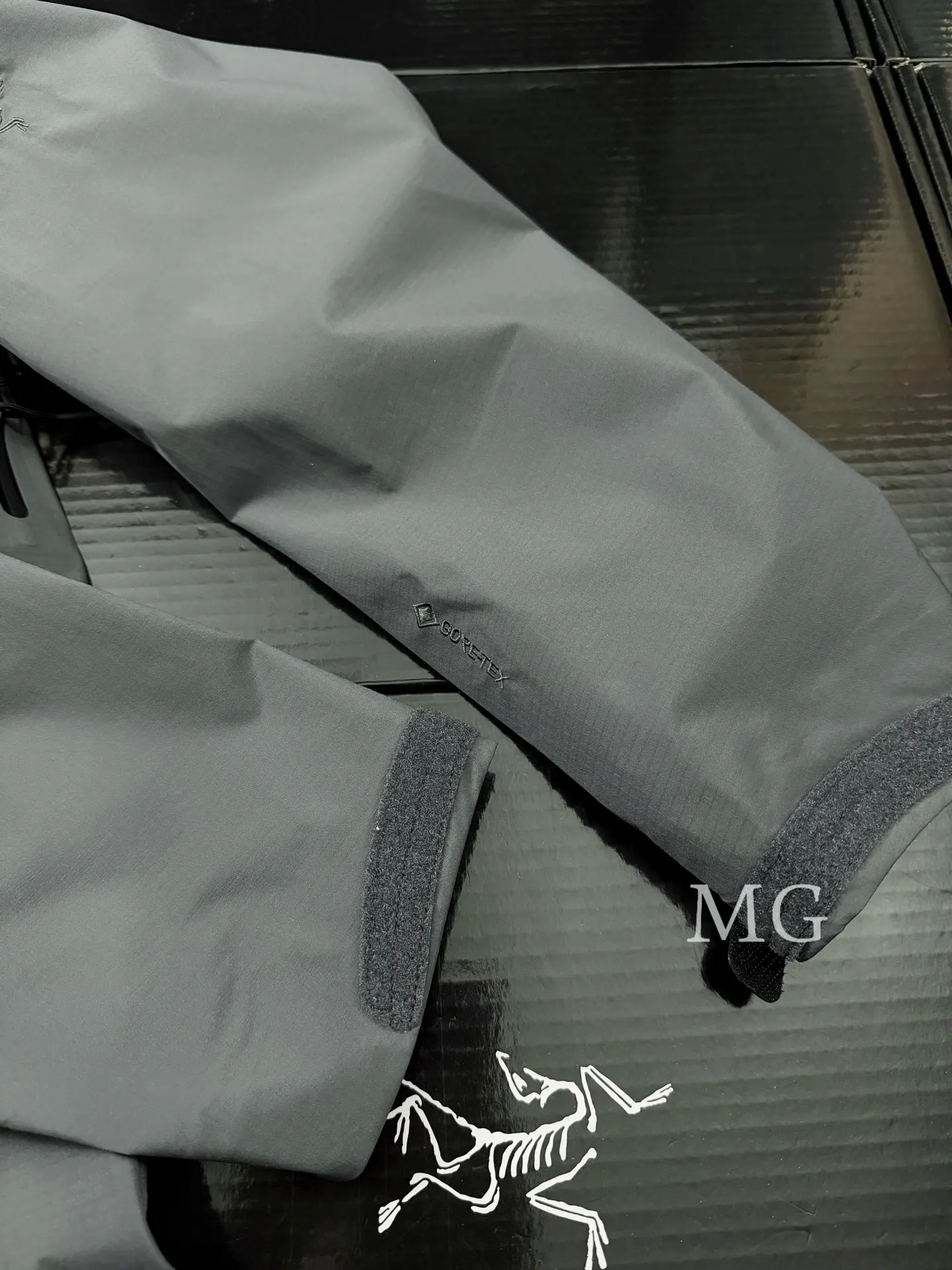 Alpha LT GORE-TEX Hooded Shell Jacket D43020818 — view 4