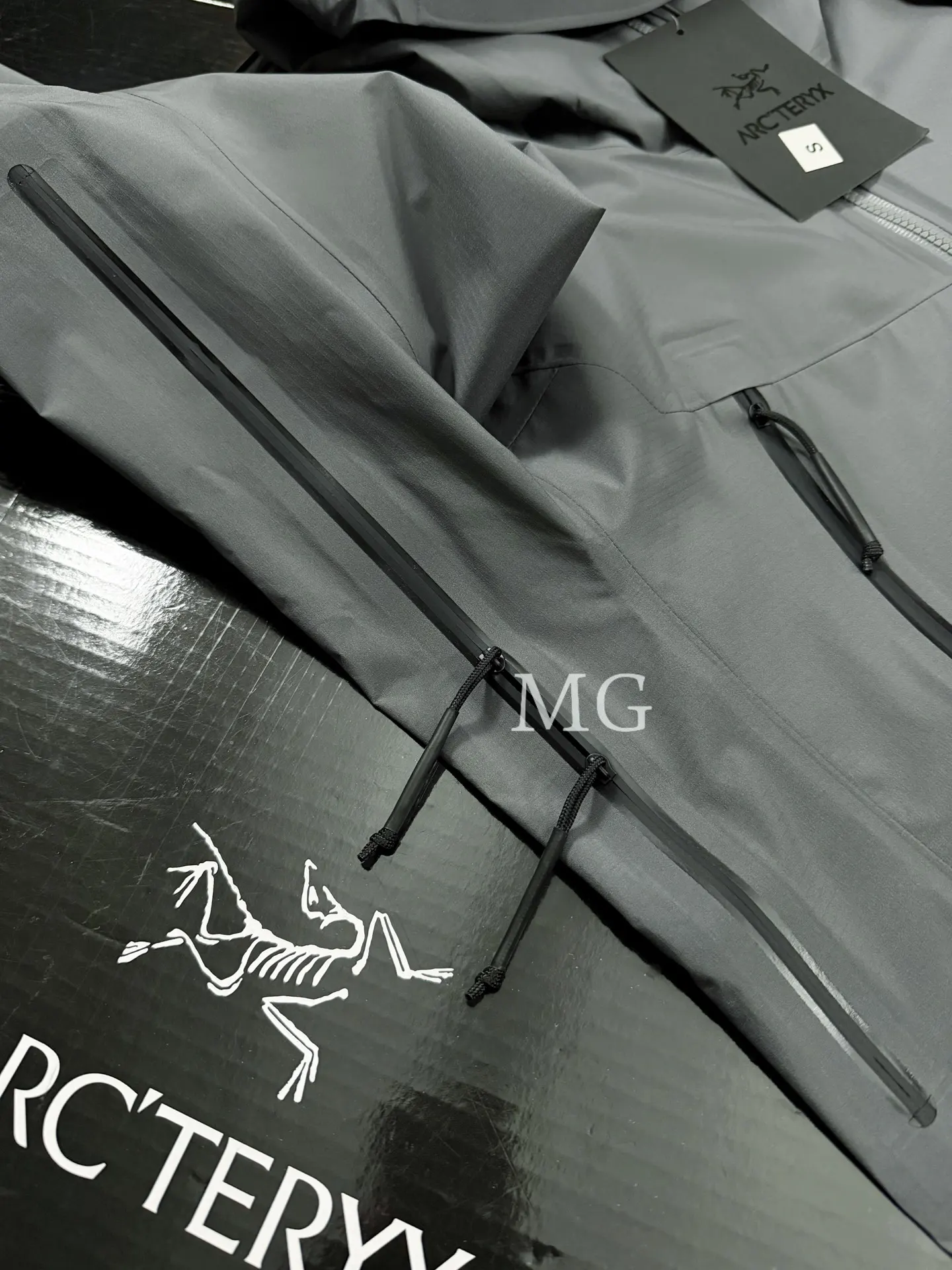 Alpha LT GORE-TEX Hooded Shell Jacket D43020818 — view 5