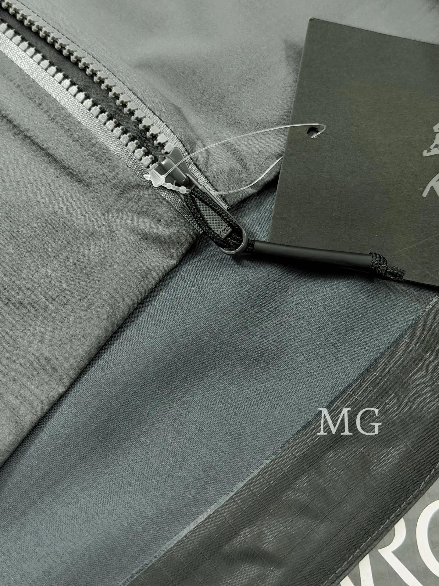 Alpha LT GORE-TEX Hooded Shell Jacket D43020818 — view 7
