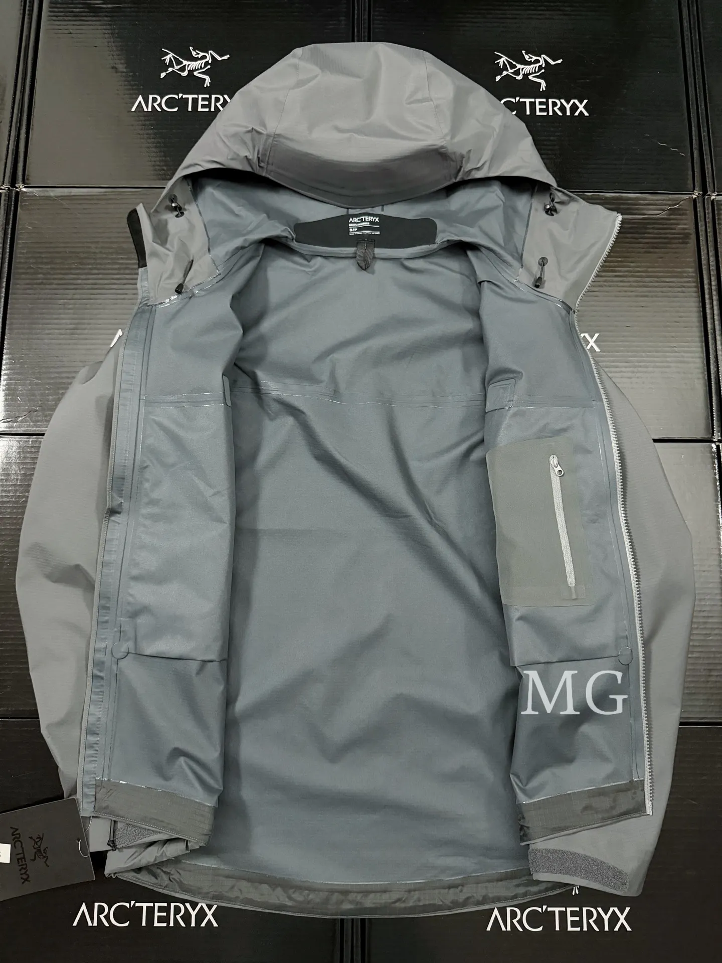 Alpha LT GORE-TEX Hooded Shell Jacket D43020818 — view 8