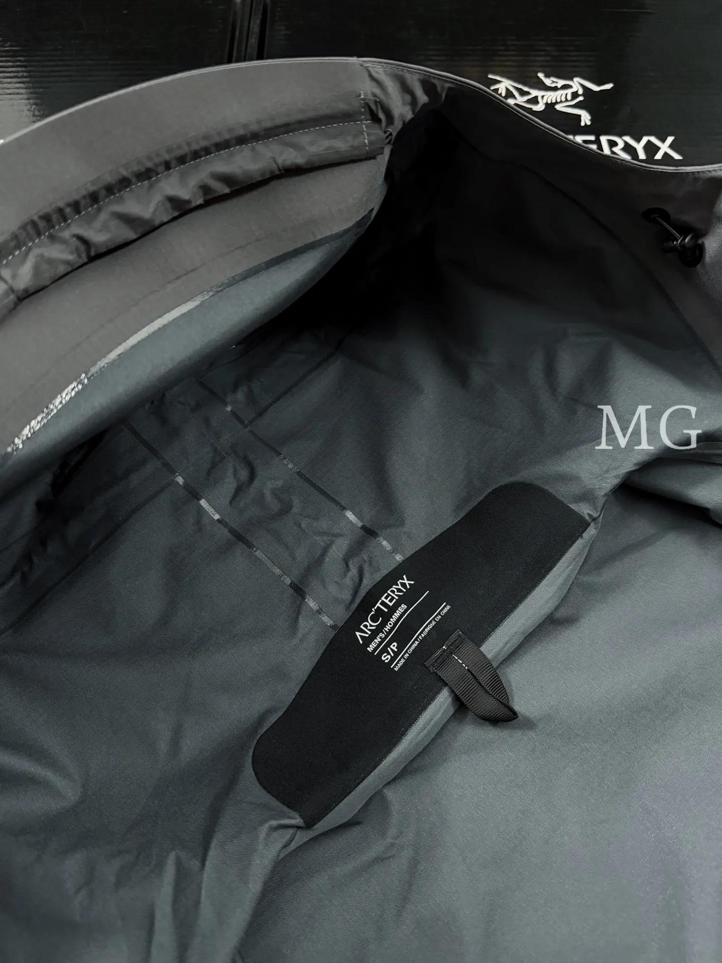 Alpha LT GORE-TEX Hooded Shell Jacket D43020818 — view 9
