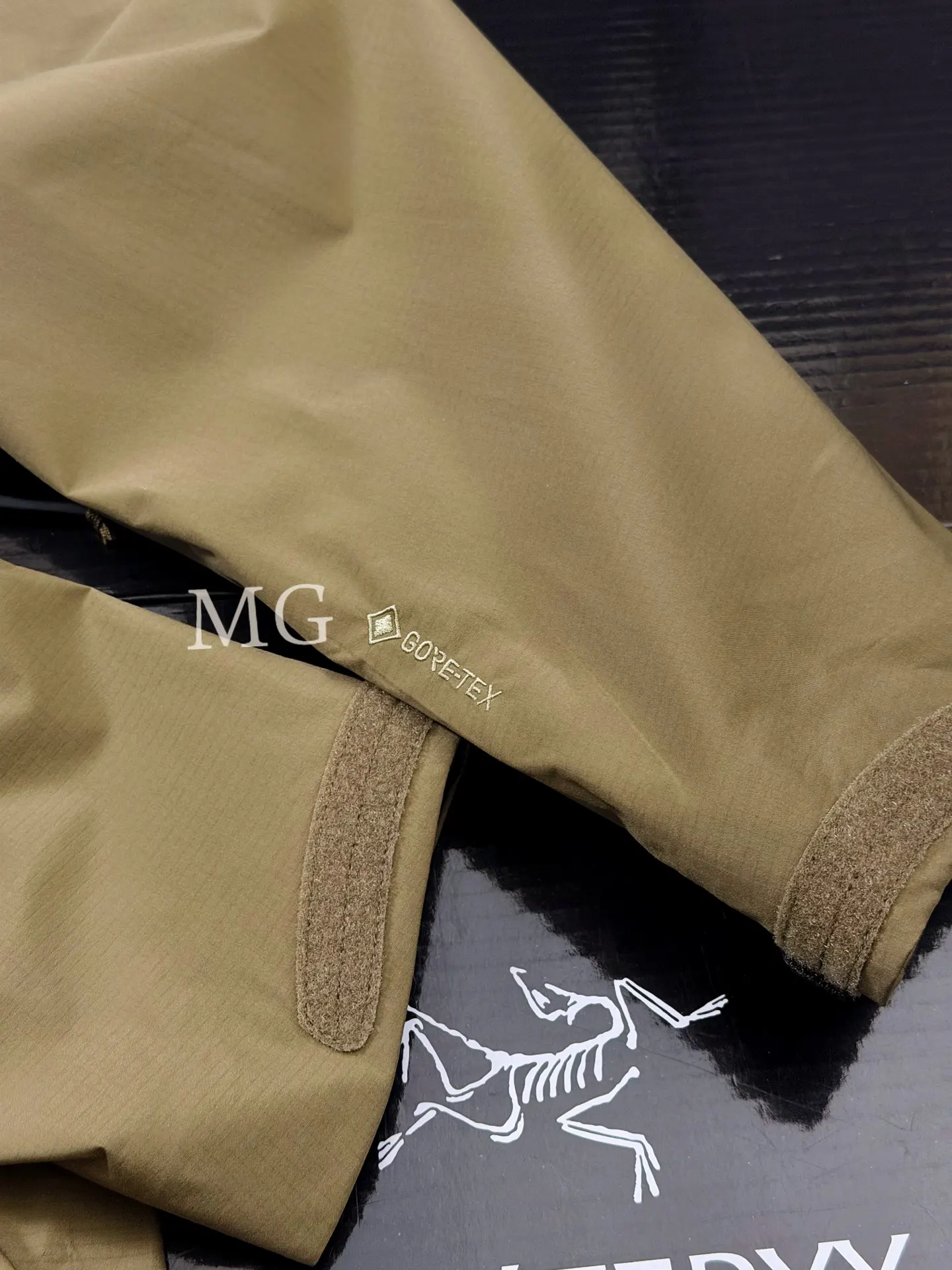 Alpha LT GORE-TEX Hooded Shell Jacket D43020819 — view 4