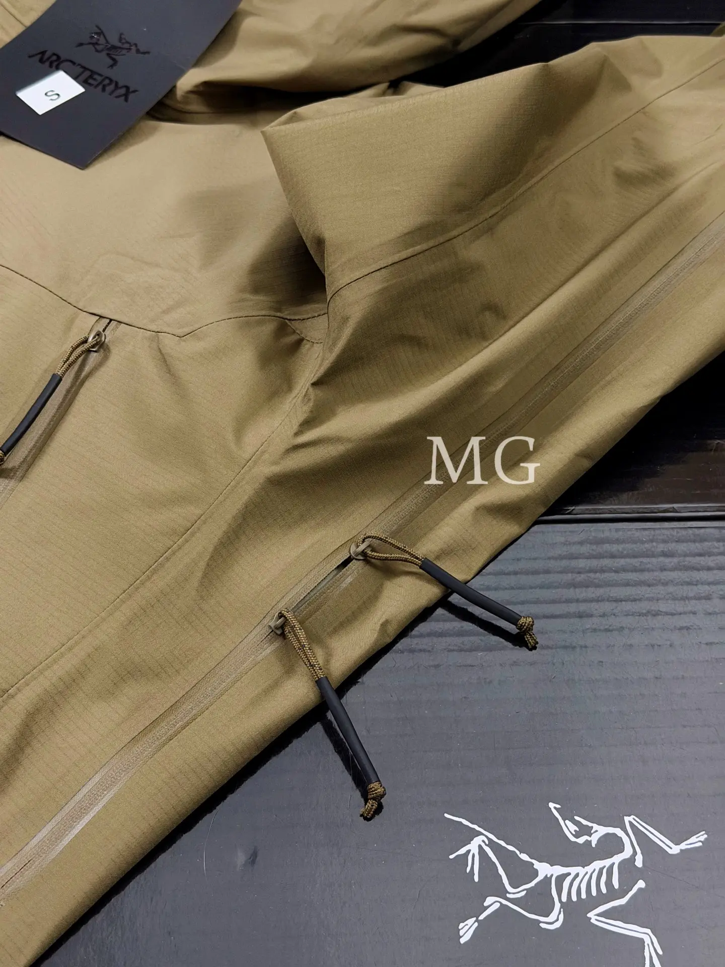 Alpha LT GORE-TEX Hooded Shell Jacket D43020819 — view 5
