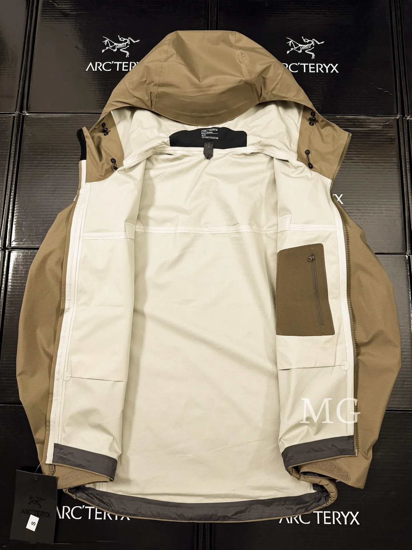 Alpha LT GORE-TEX Hooded Shell Jacket D43020819 — view 6