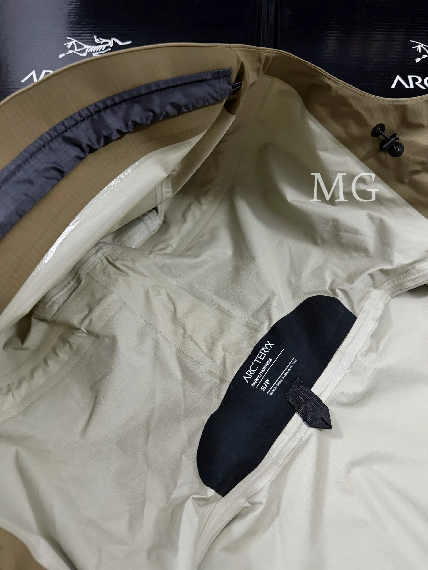 Alpha LT GORE-TEX Hooded Shell Jacket D43020819 — view 7