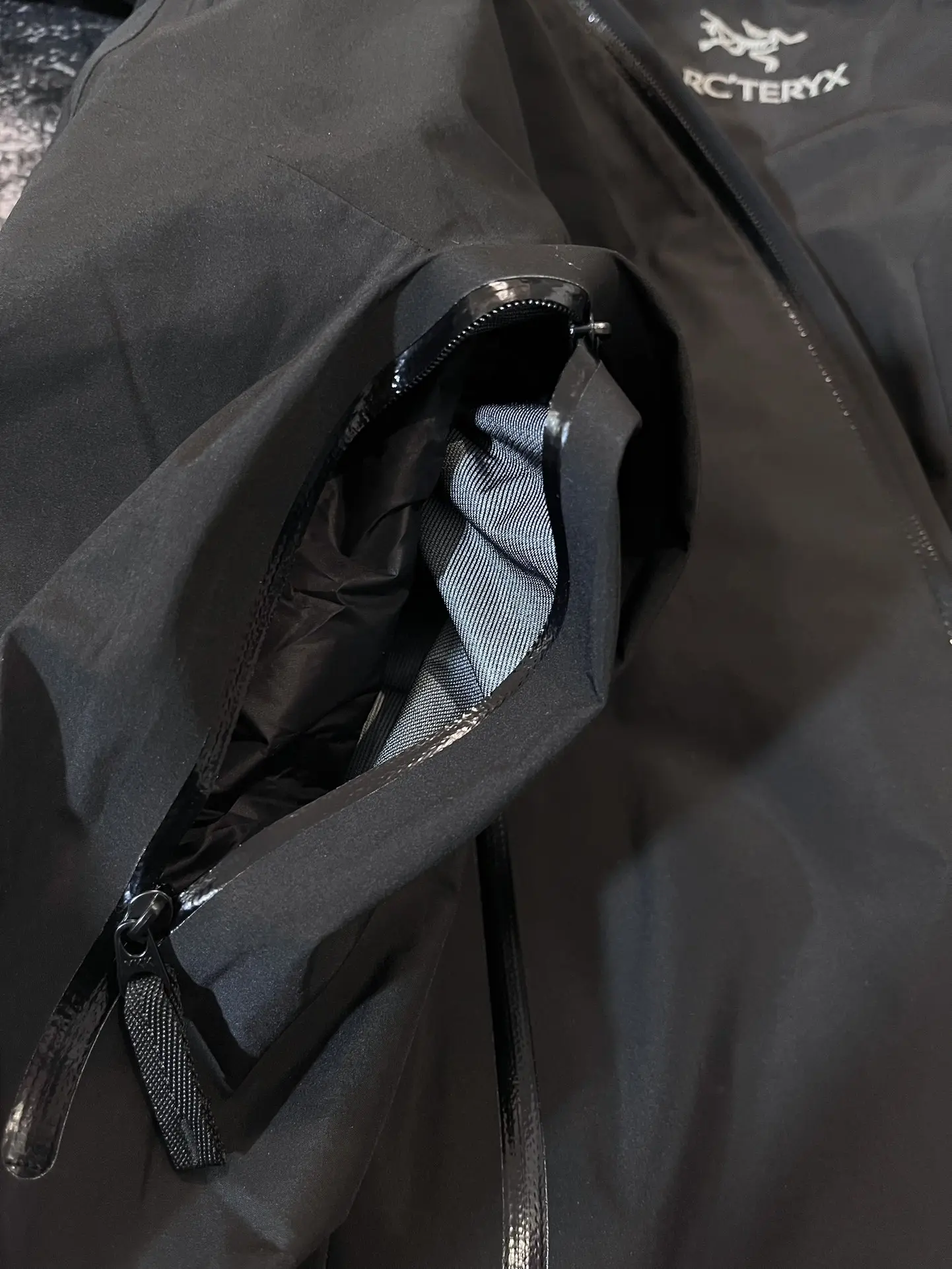 Beta LT 3-in-1 GORE-TEX Jacket with Removable Down Liner D44020622 — view 7