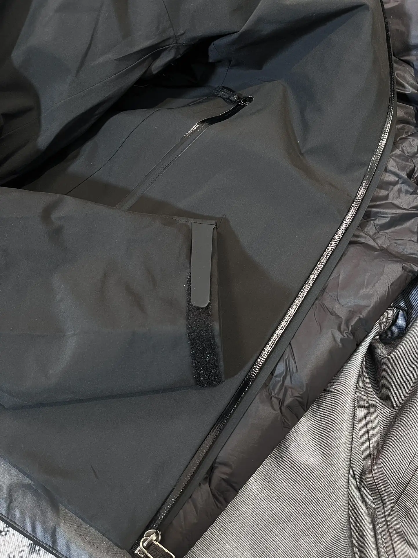 Beta LT 3-in-1 GORE-TEX Jacket with Removable Down Liner D44020622 — view 10