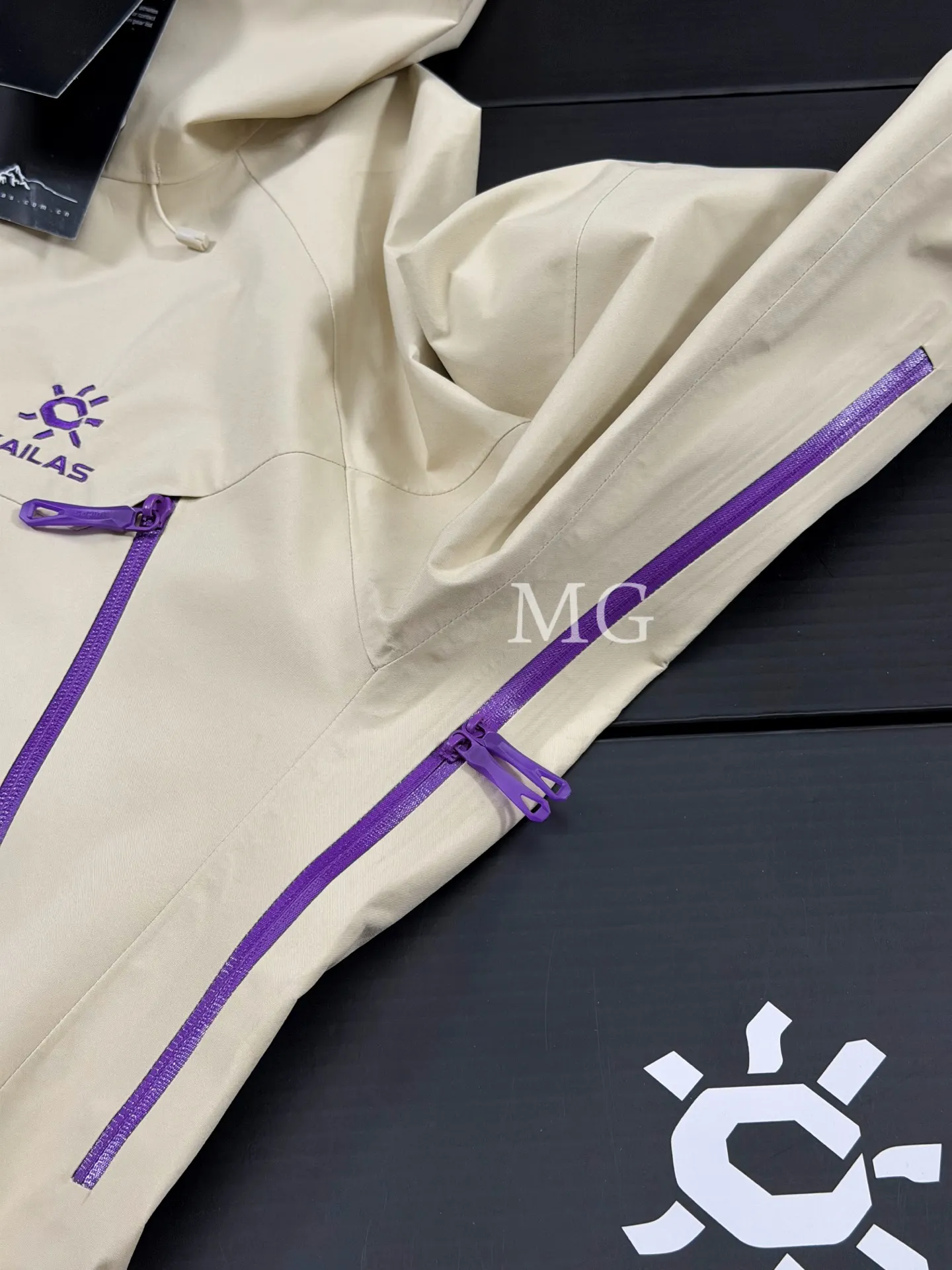 Mont-X Waterproof Hardshell Hooded Jacket D44020764 — view 4