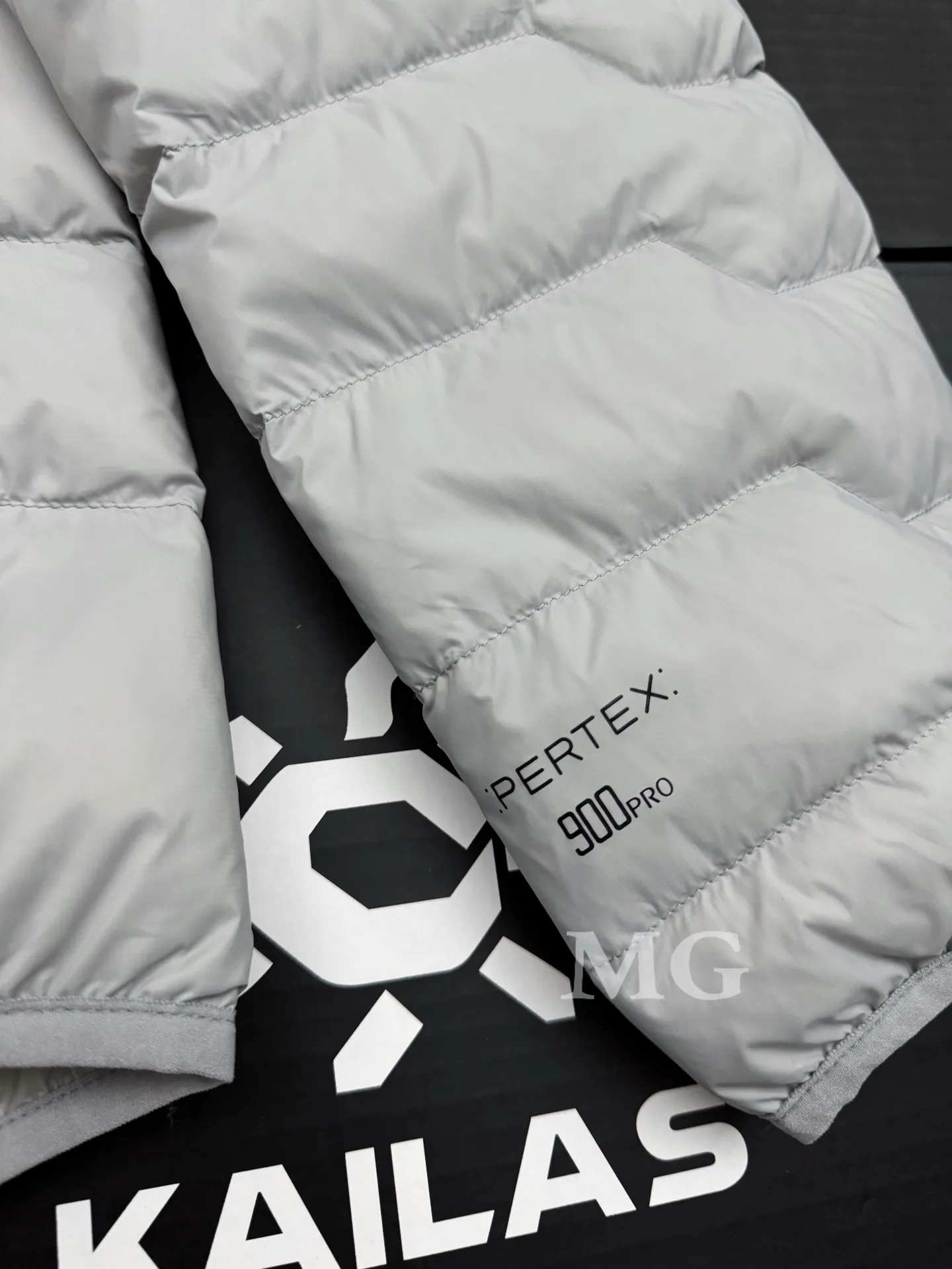 GT Zero Lightweight Hooded Down Jacket D44020690 — view 4