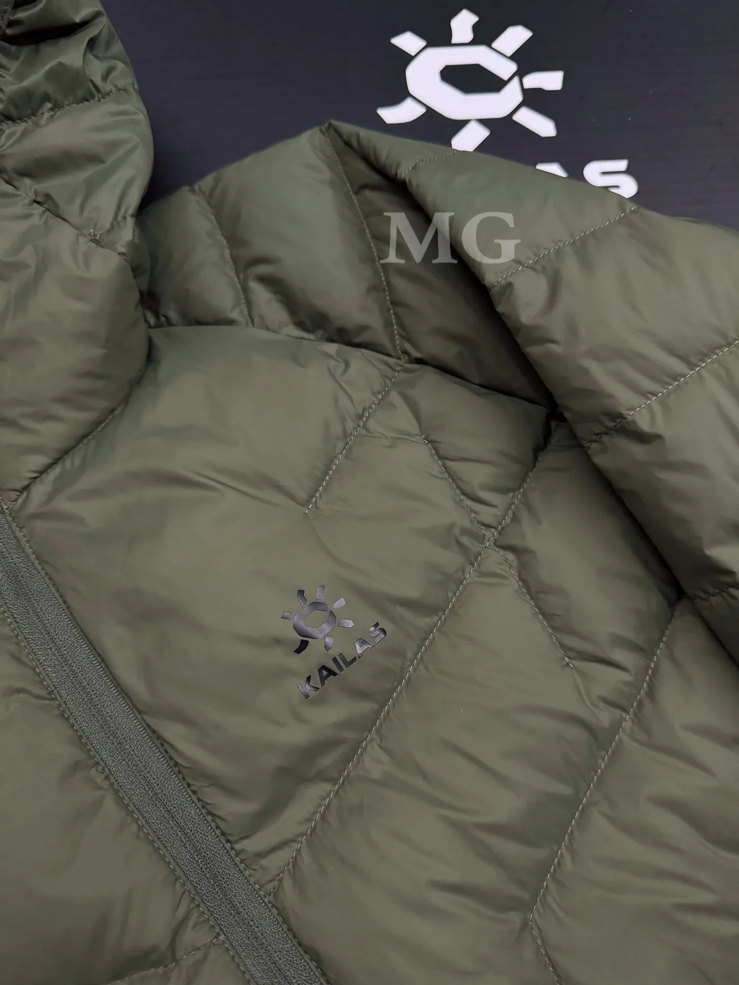 GT Zero Lightweight Hooded Down Jacket D44020691 — view 2