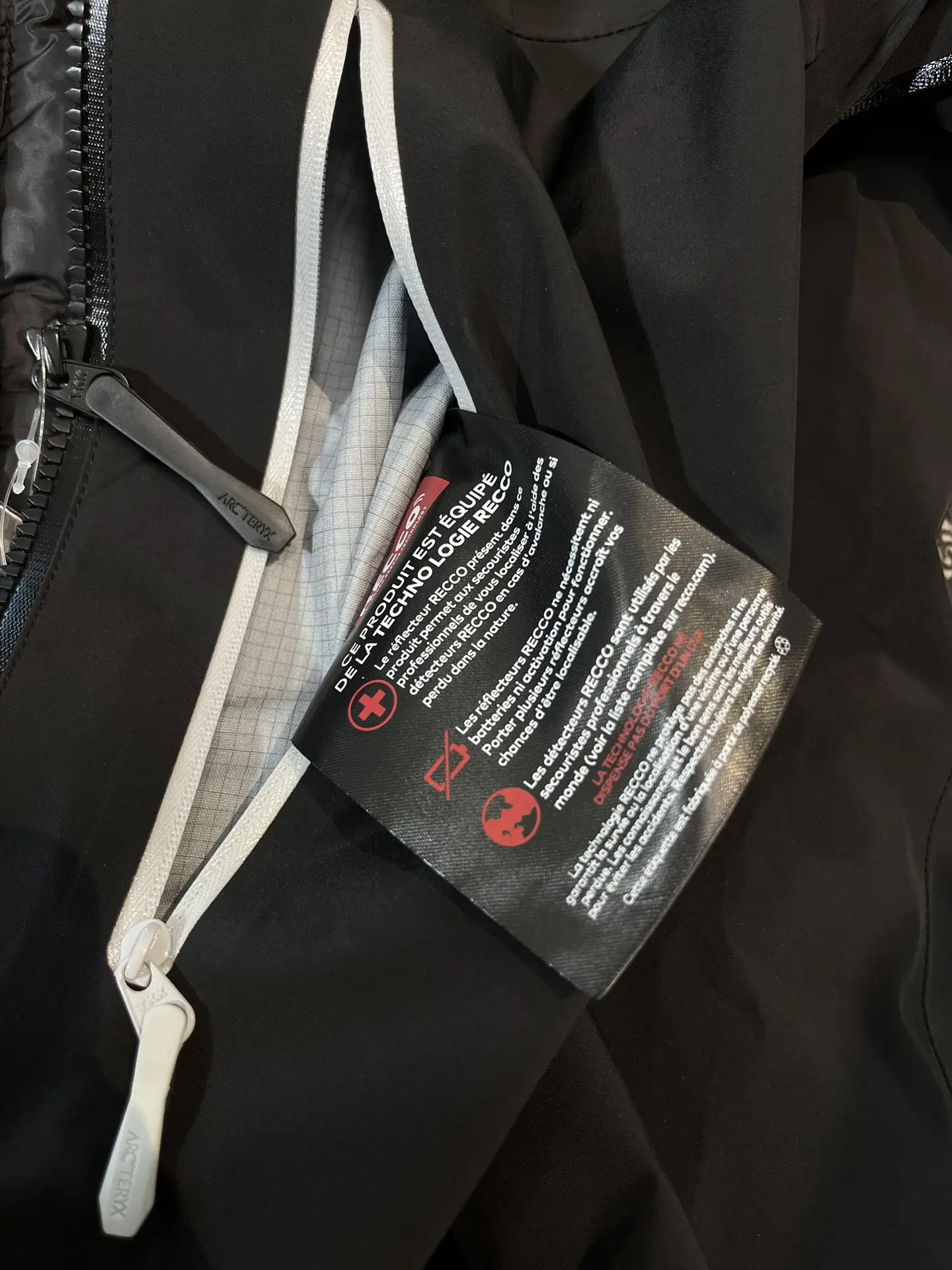 Alpha SV 3-in-1 GORE-TEX Hardshell Puffer Jacket D46020700 — view 8