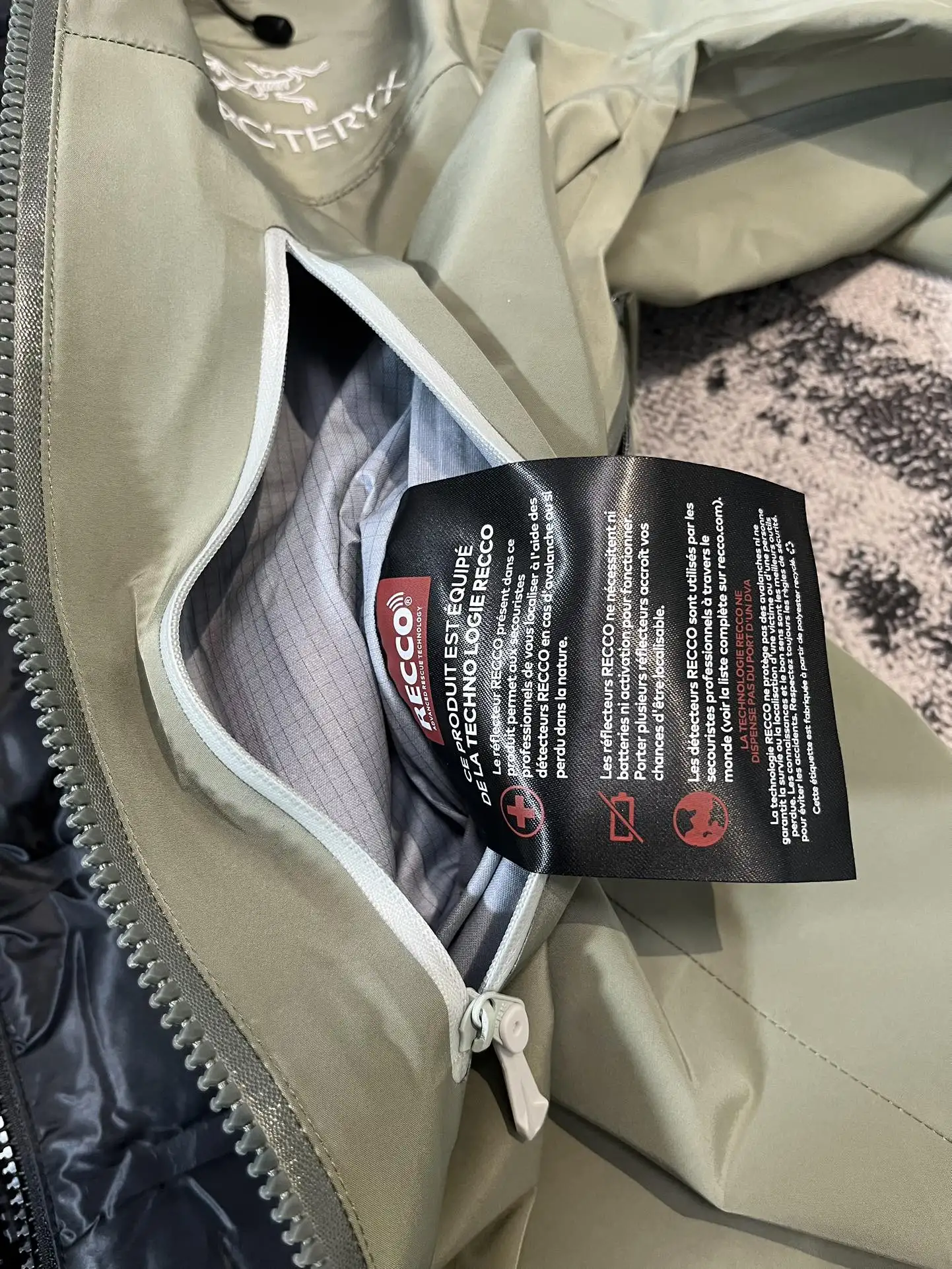 Alpha SV 3-in-1 GORE-TEX Shell and Down Jacket D46020701 — view 7