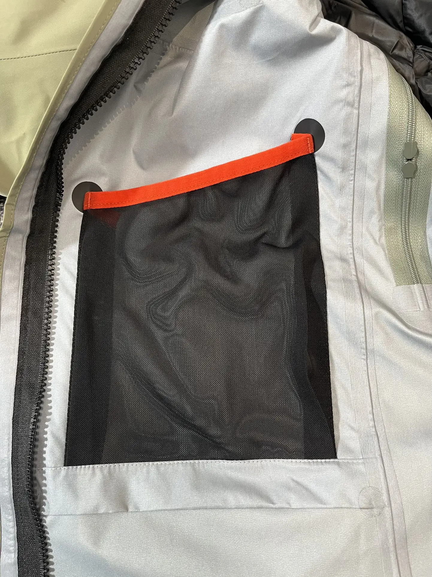 Alpha SV 3-in-1 GORE-TEX Shell and Down Jacket D46020701 — view 13