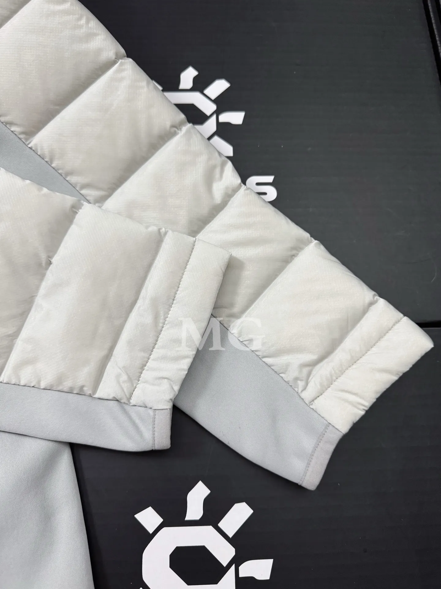 3000GT Lightweight Hooded Down Puffer Jacket D46020694 — view 6