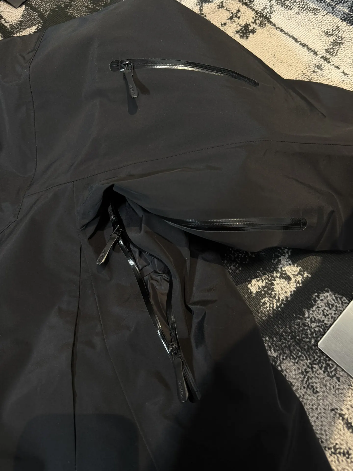 Alpha SV 3-in-1 GORE-TEX Hooded Jacket D48020695 — view 8