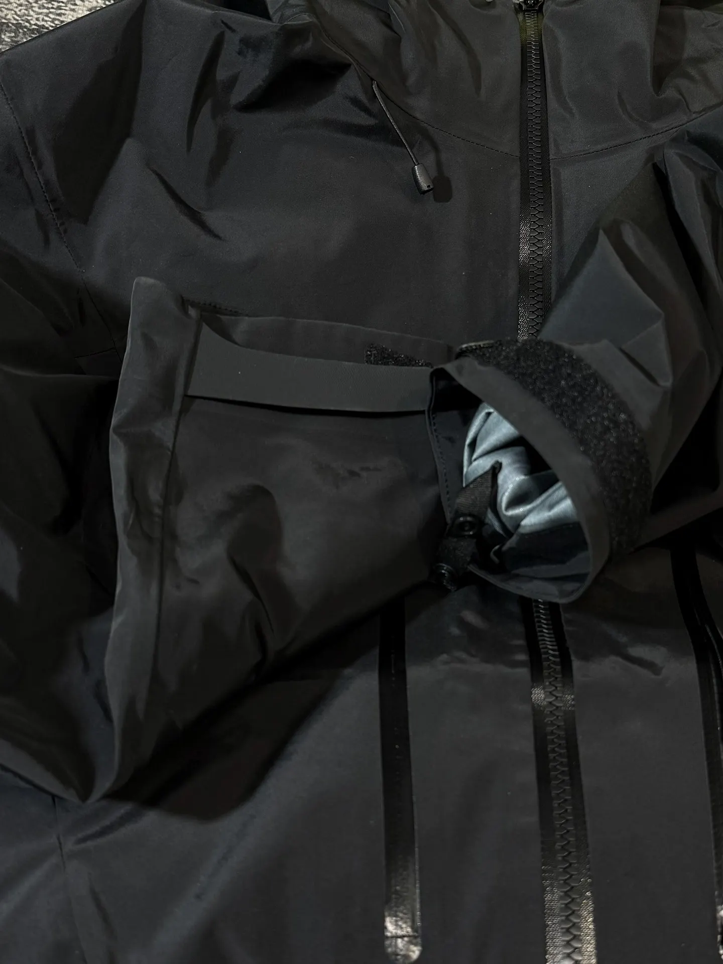 Alpha SV 3-in-1 GORE-TEX Hooded Jacket D48020695 — view 9