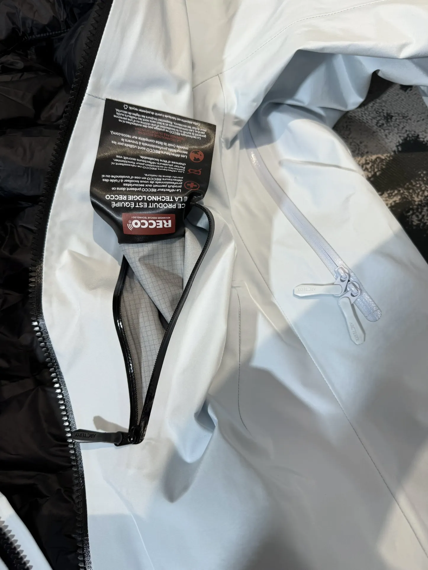 Alpha SV 3-in-1 GORE-TEX Hardshell Jacket D48020698 — view 9