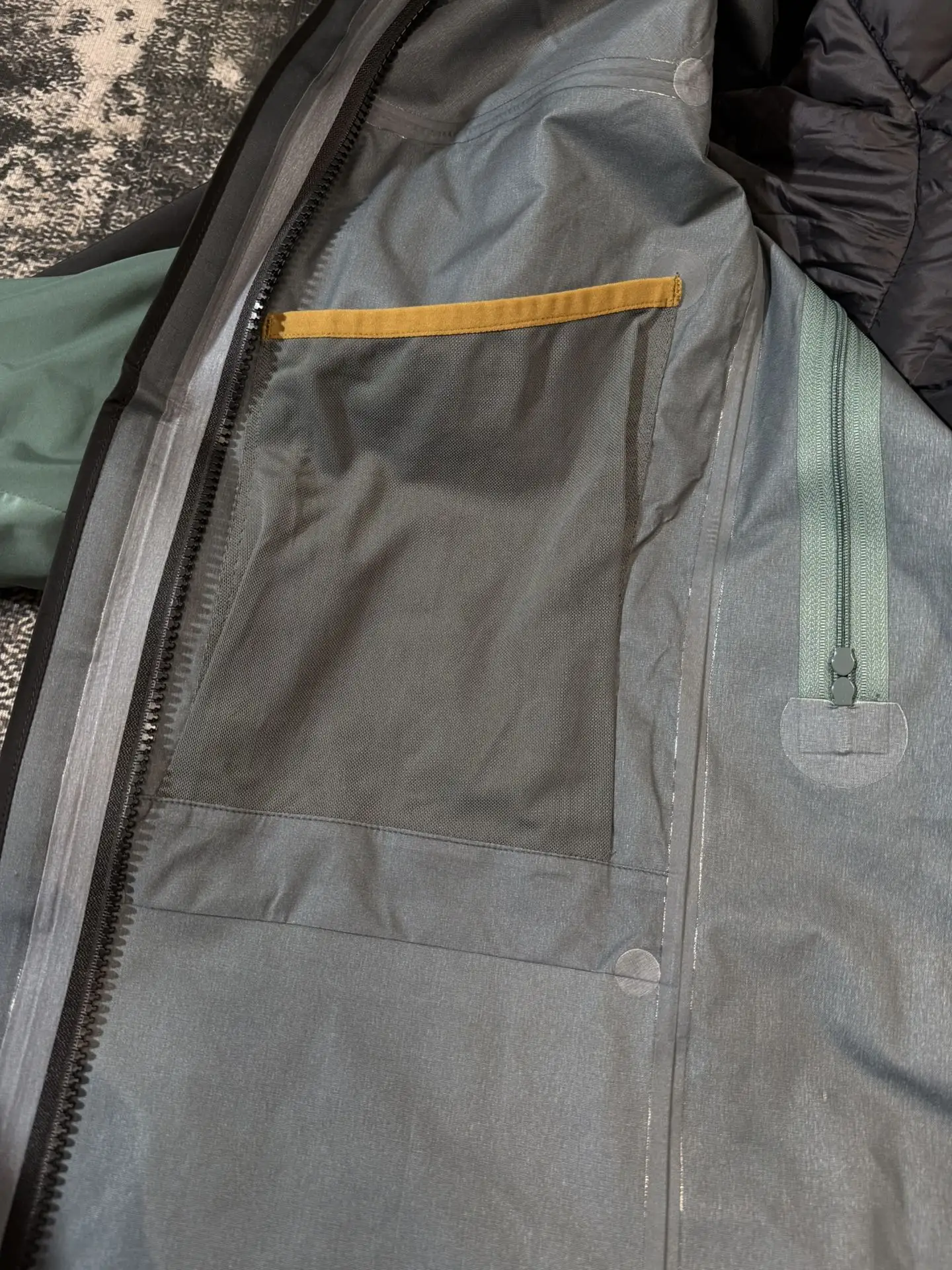 Alpha SV 3-in-1 GORE-TEX Down Jacket D48020699 — view 6