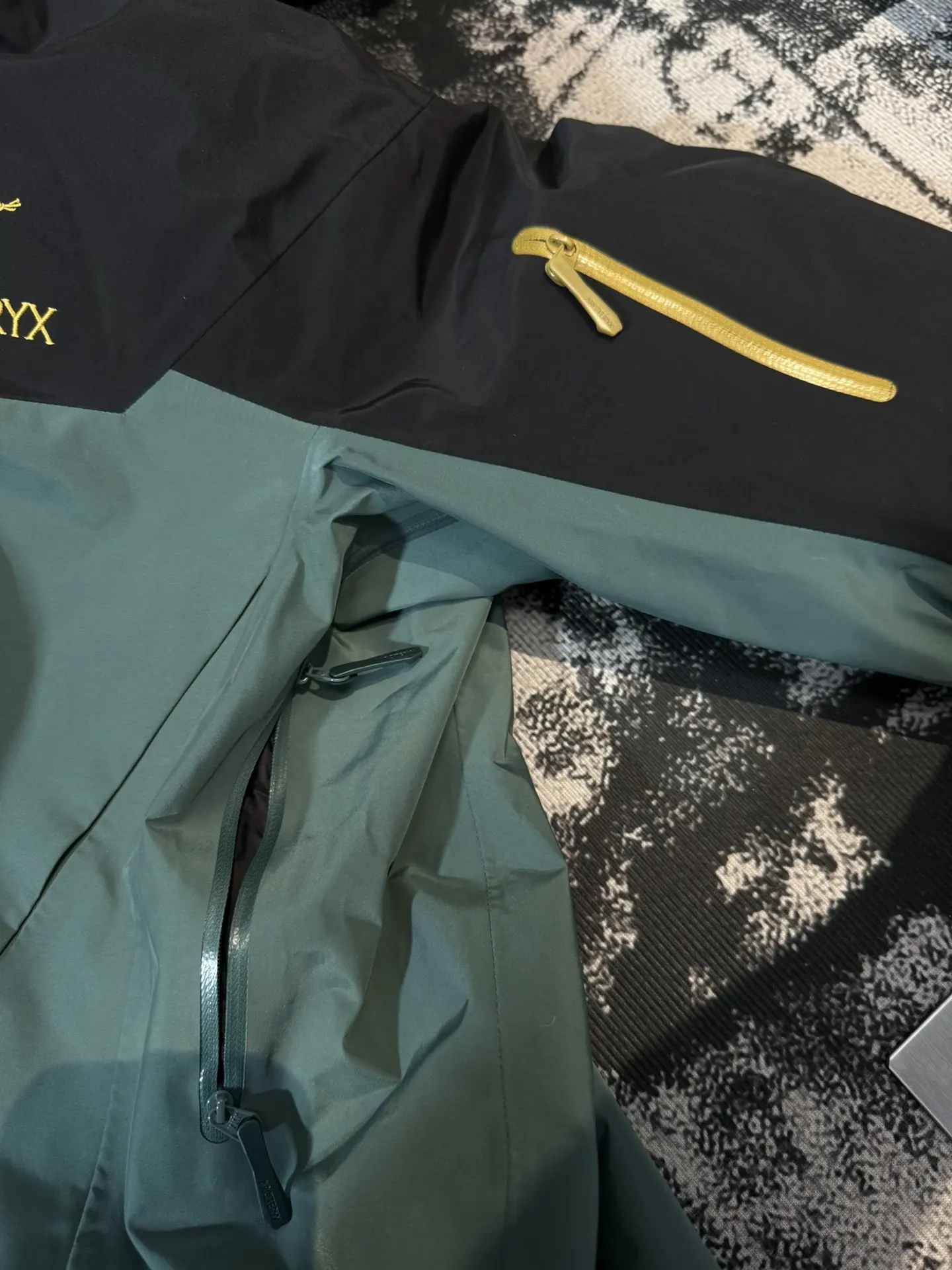 Alpha SV 3-in-1 GORE-TEX Down Jacket D48020699 — view 9