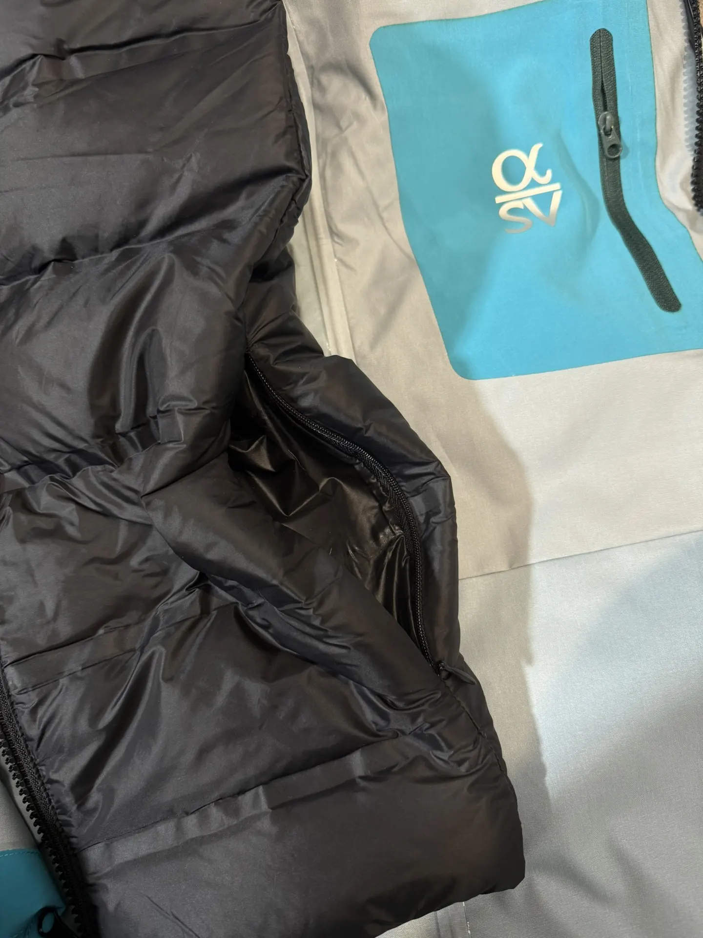 Alpha SV 3-in-1 GORE-TEX Hardshell Jacket D48020696 — view 12