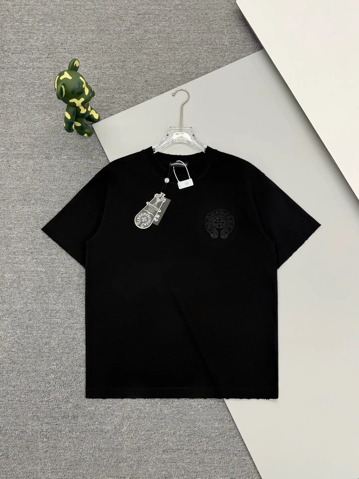 Horseshoe Embroidered Distressed T-Shirt D15013658